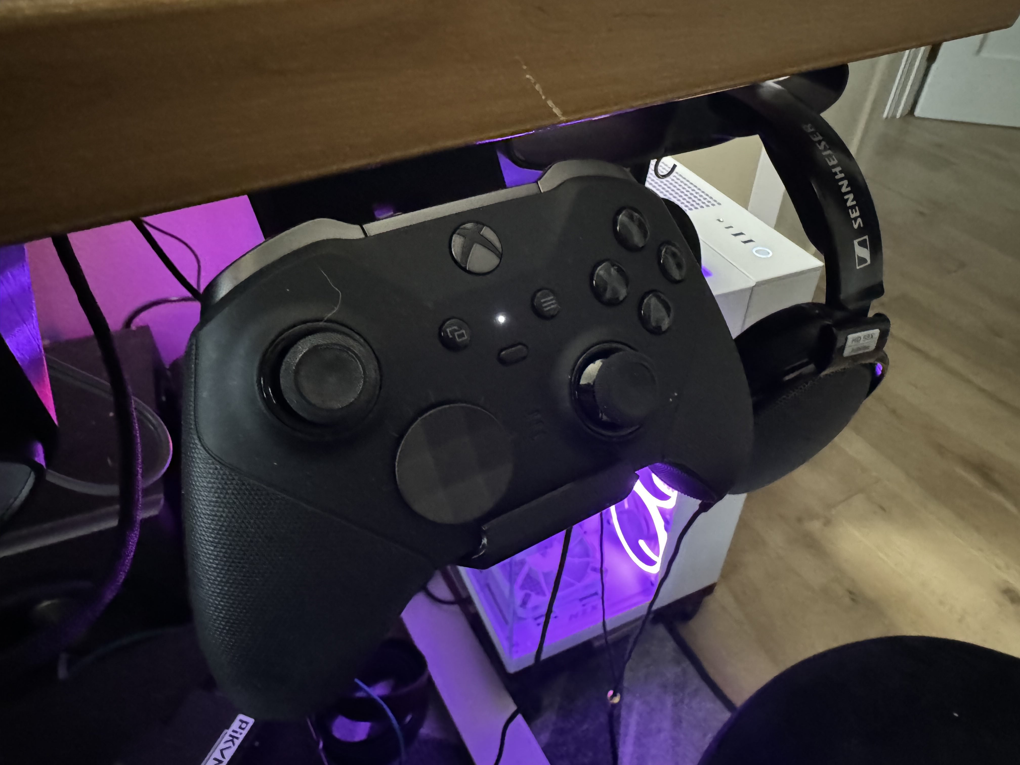 Xbox Elite -ohjaimen latausteline työpöydän alle