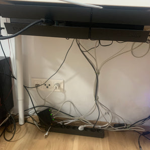 PS4-asennusjärjestelmä työpöydän alle