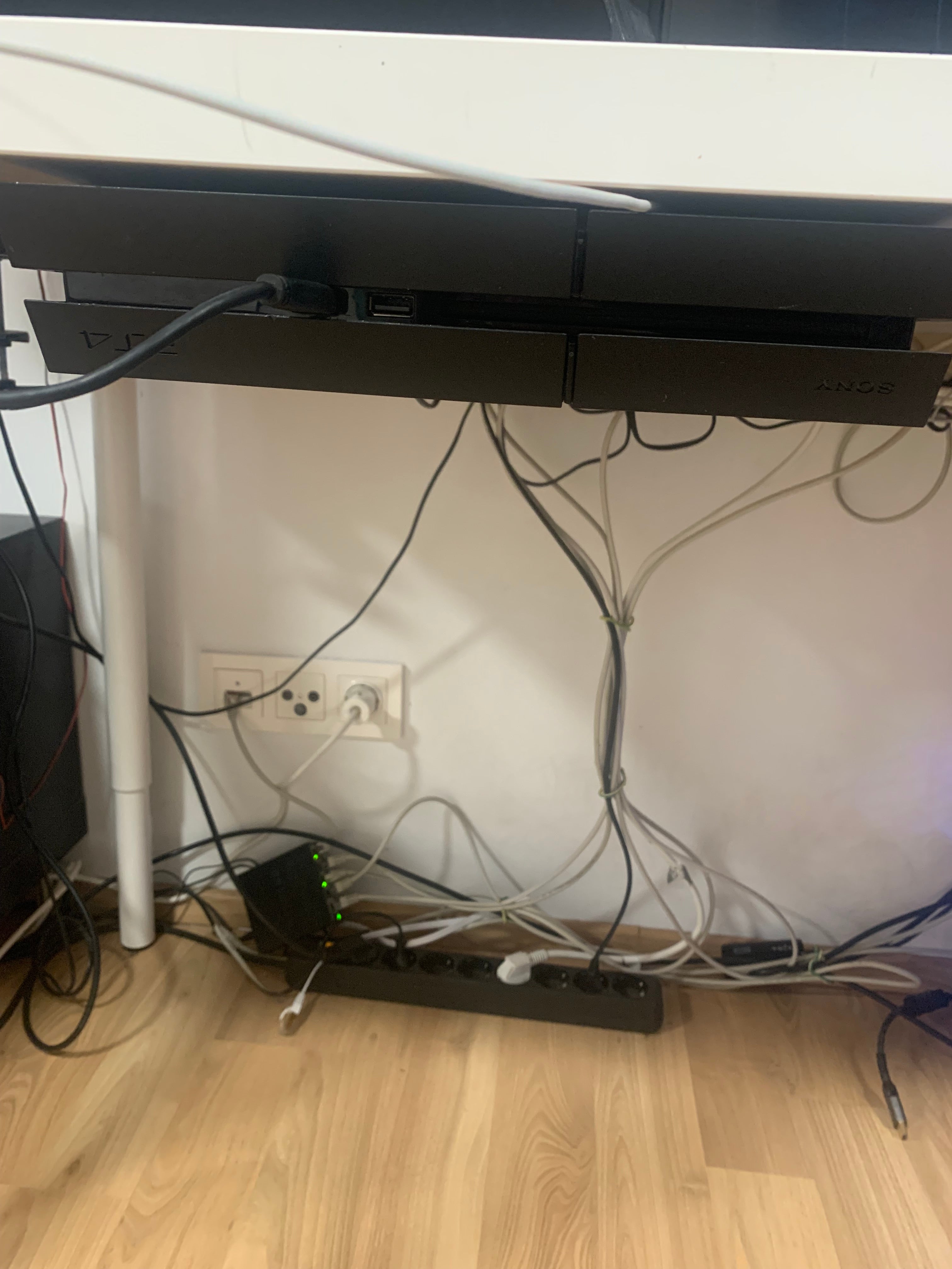 PS4-pöydän alle asennettava järjestelmä