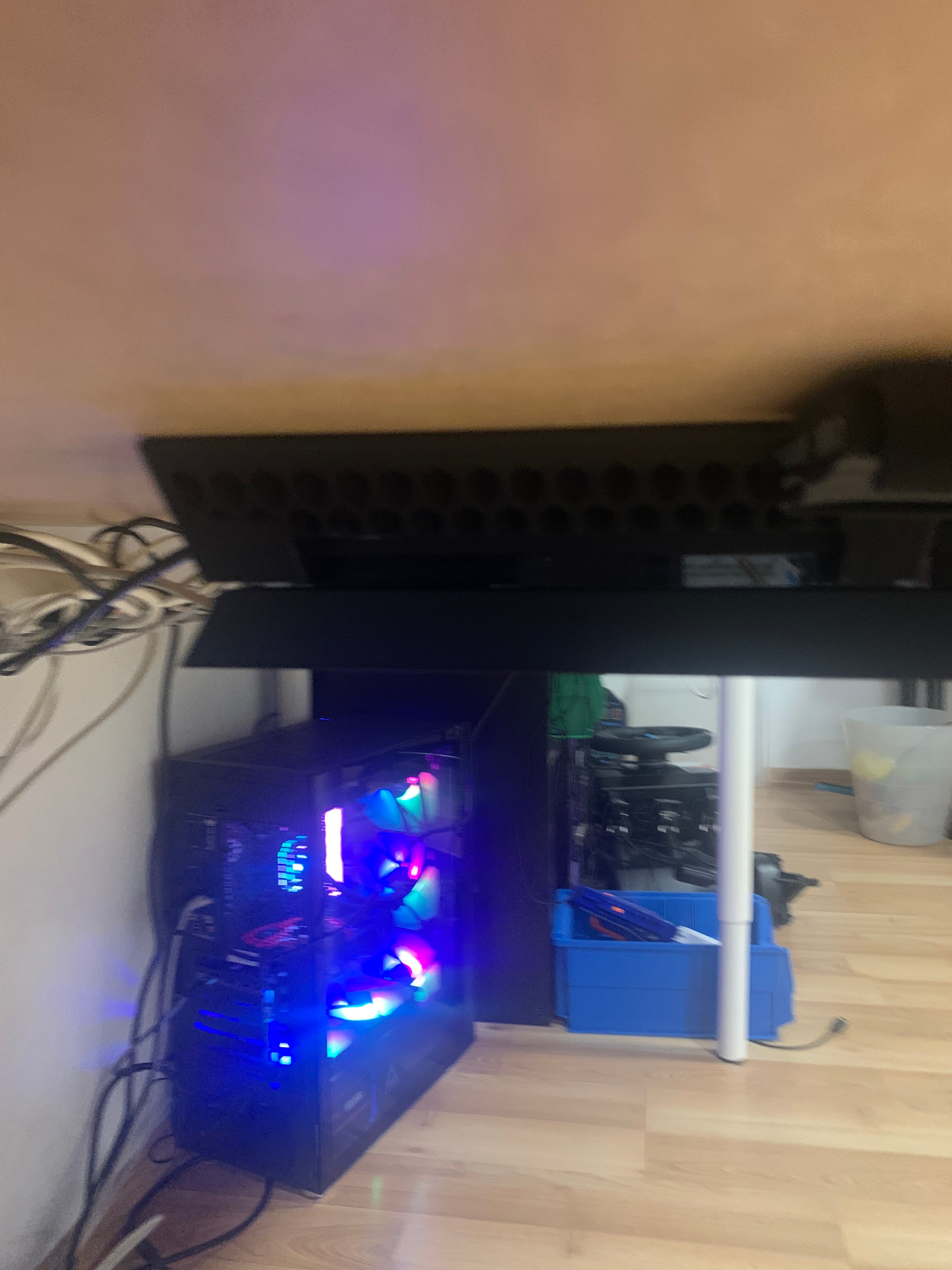 PS4-pöydän alle asennettava järjestelmä