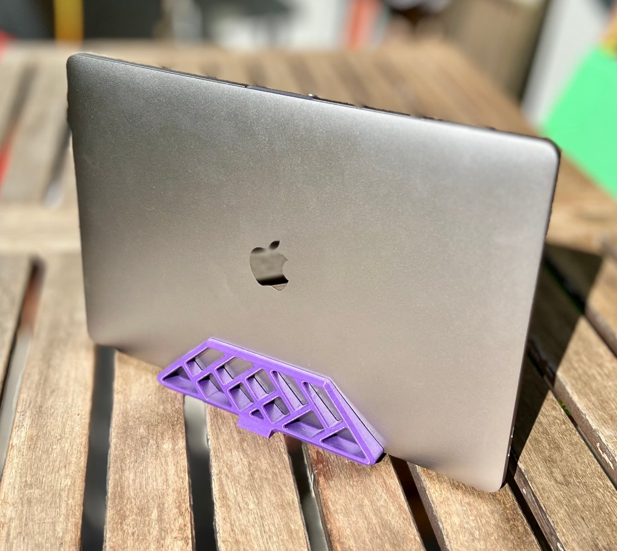 Pystysuuntainen työpöytäteline MacBook Prolle (TouchBar) Clamshell-tilassa