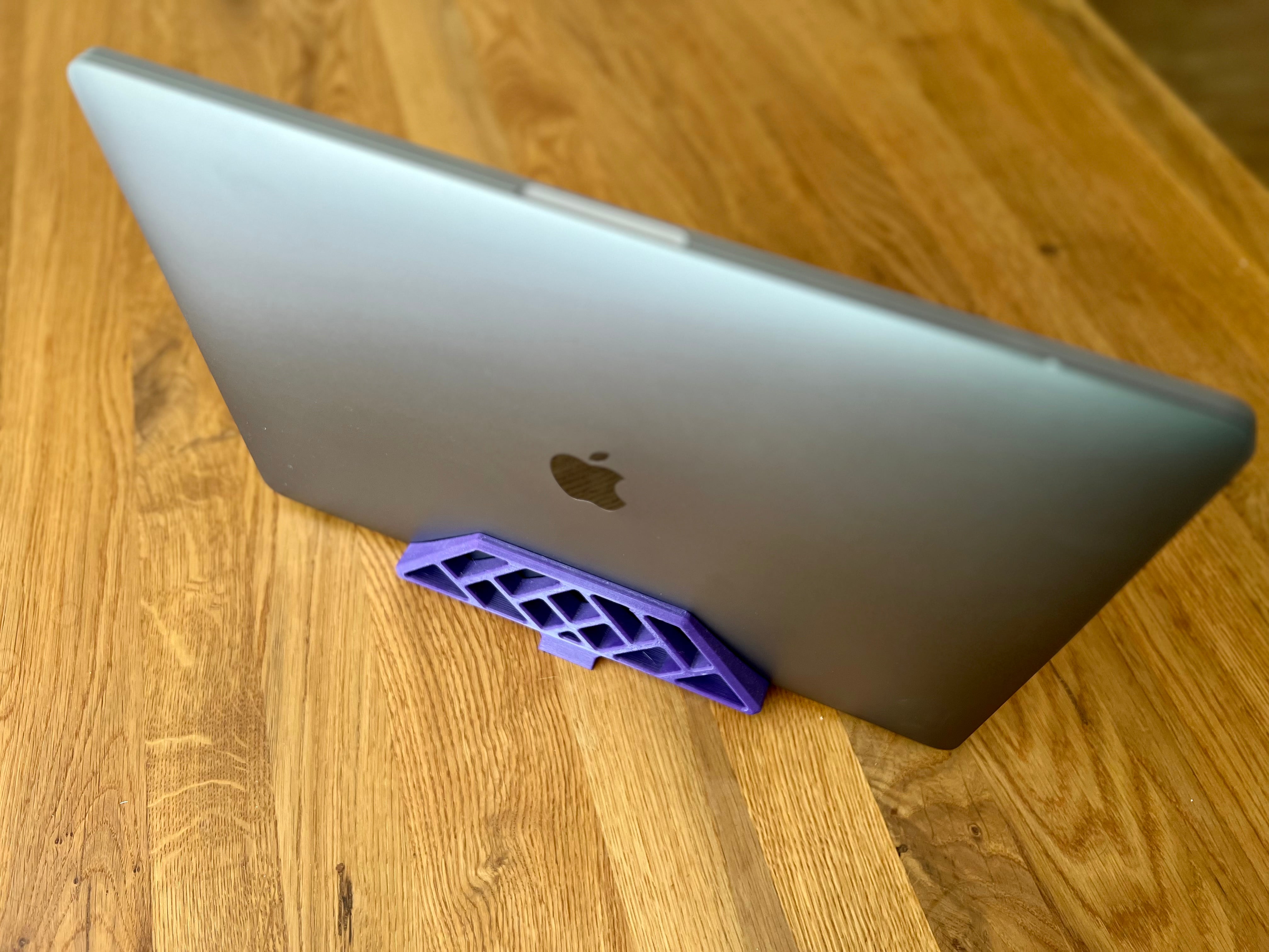 Pystysuuntainen työpöytäteline MacBook Prolle (TouchBar) Clamshell-tilassa