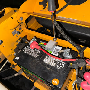Turvallinen paristokotelo Cam Lockilla Cub Cadet ZT1+ZT2 -ruohonleikkurille