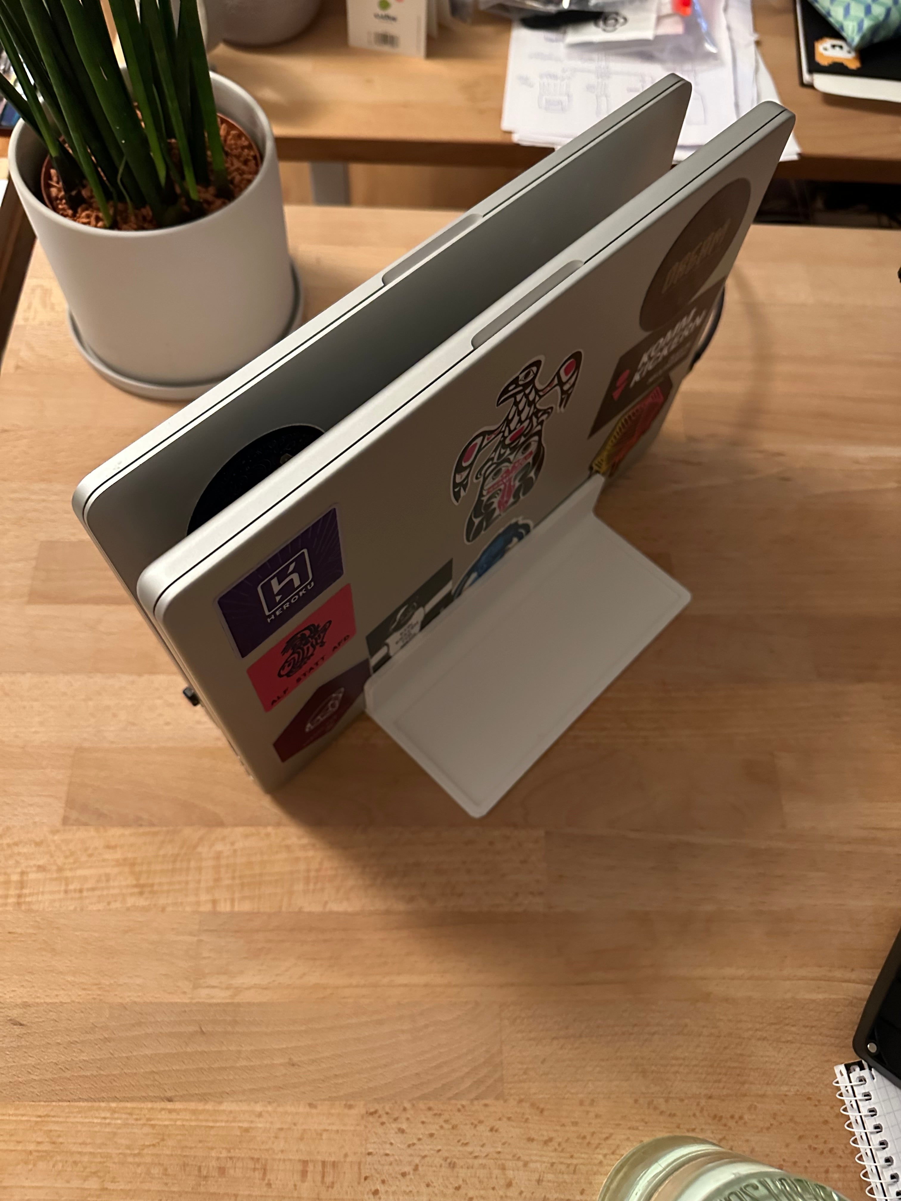 Kaksinkertainen pöytäteline MacBook Prolle (14") tarjottimella