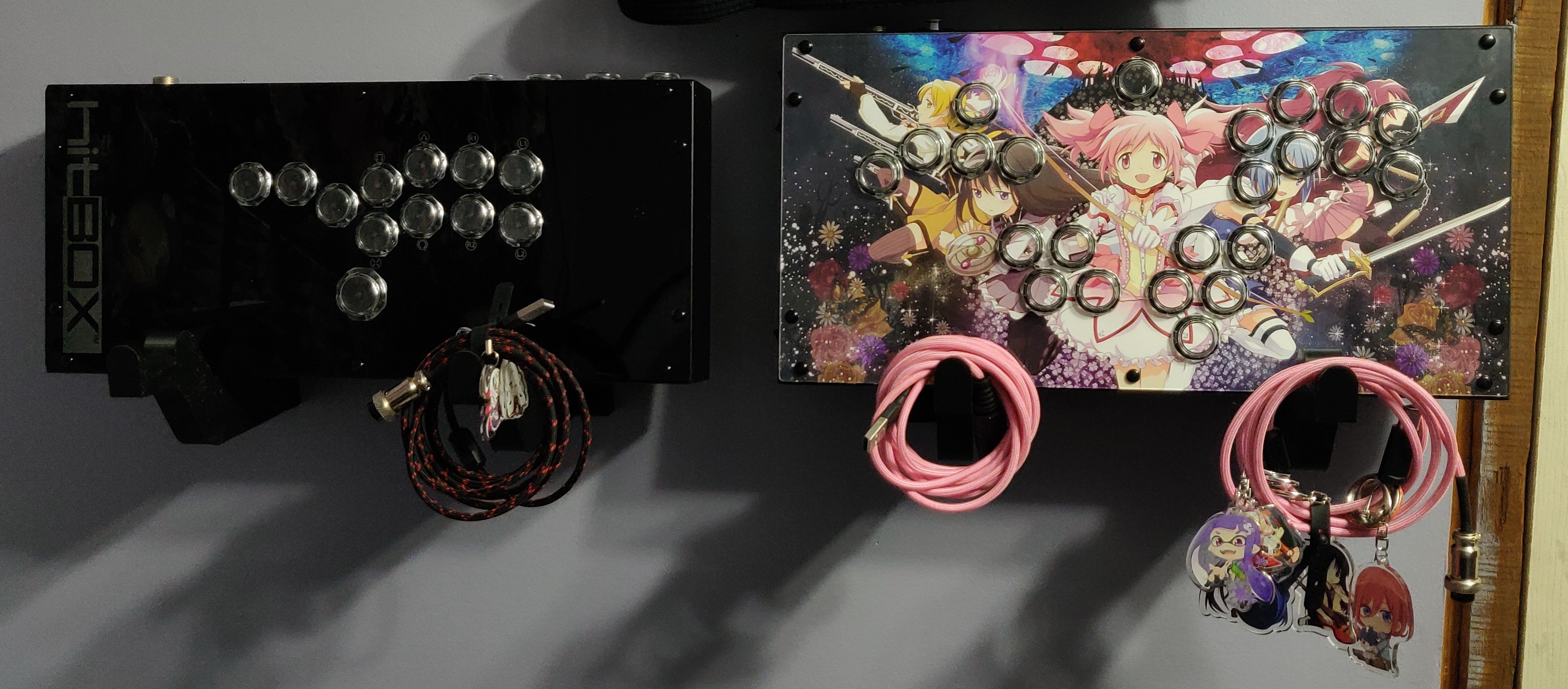 Seinäkiinnitys Hit Box, Cross|Up ja Smash Box -ohjaimille kaapelinhallinnalla