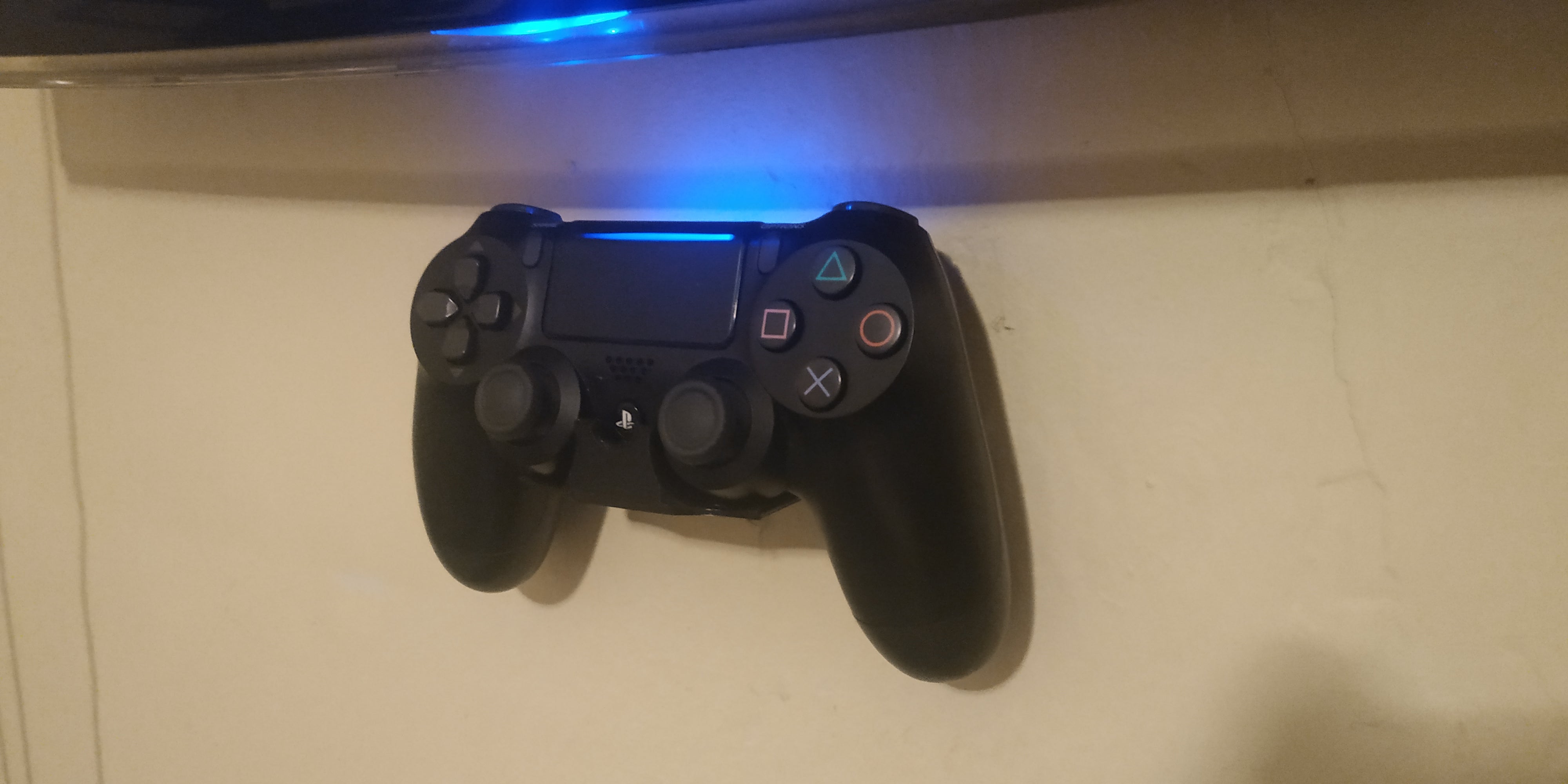 Huomaamaton seinäkiinnitys Playstation 4 Dualshock -ohjaimelle