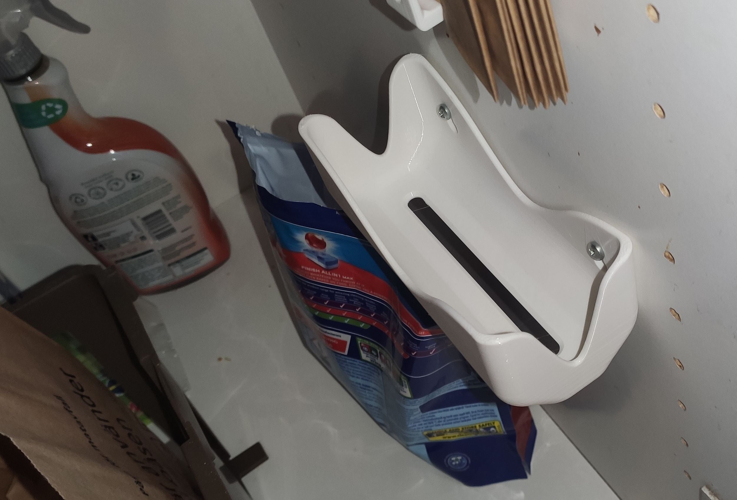 Seinään kiinnitettävä roskapussin pidike
