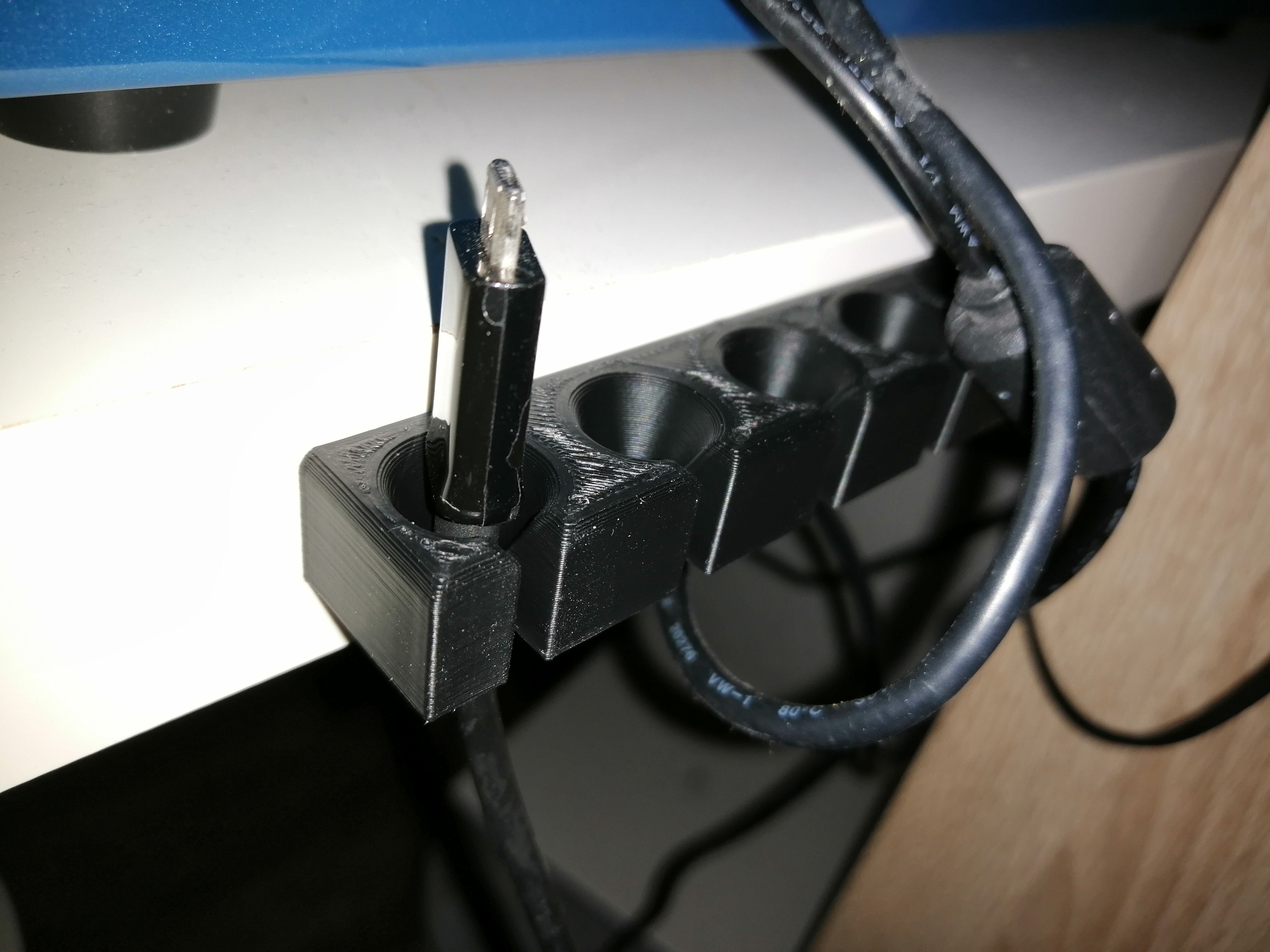 USB-kaapeliteline kaapeleiden järjestämiseen