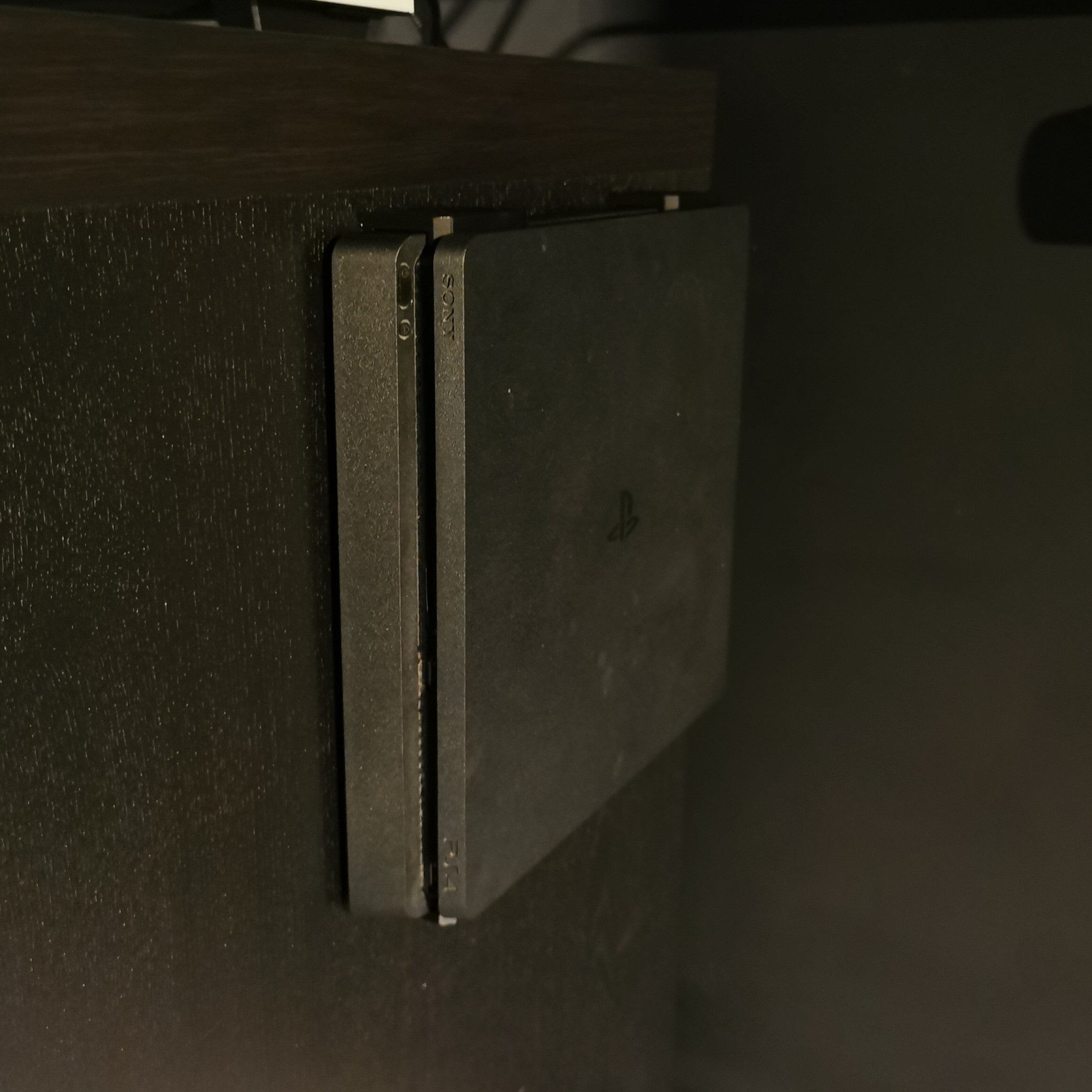 PS4 Slim Seinäteline