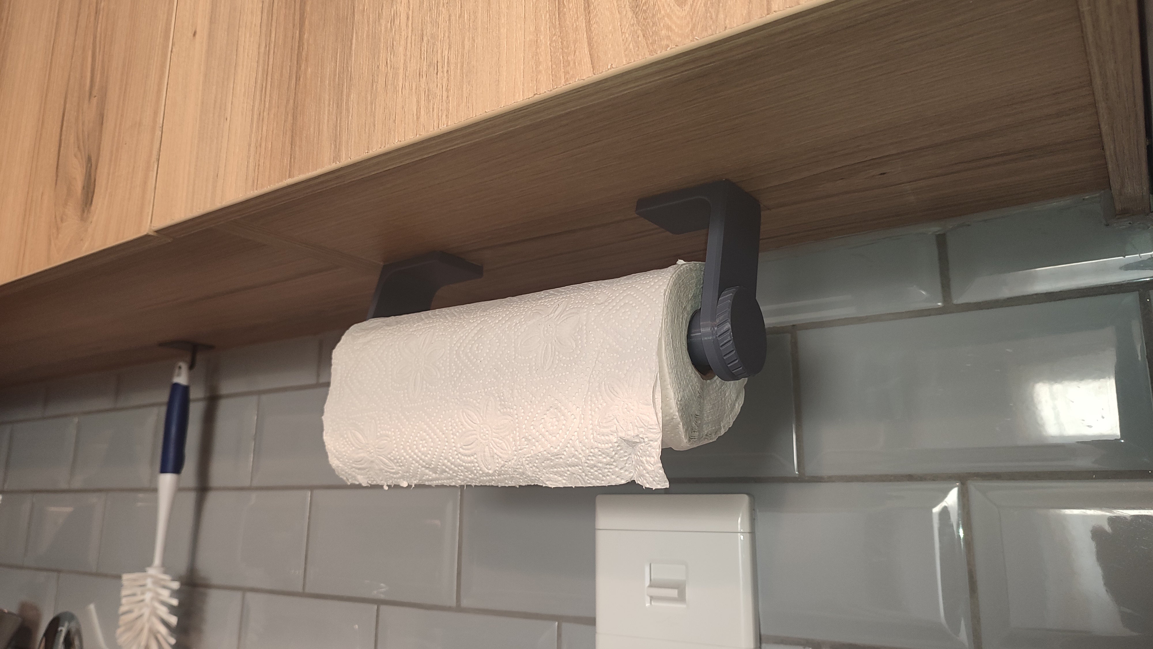 Kaapin alle asennettava paperipyyheteline