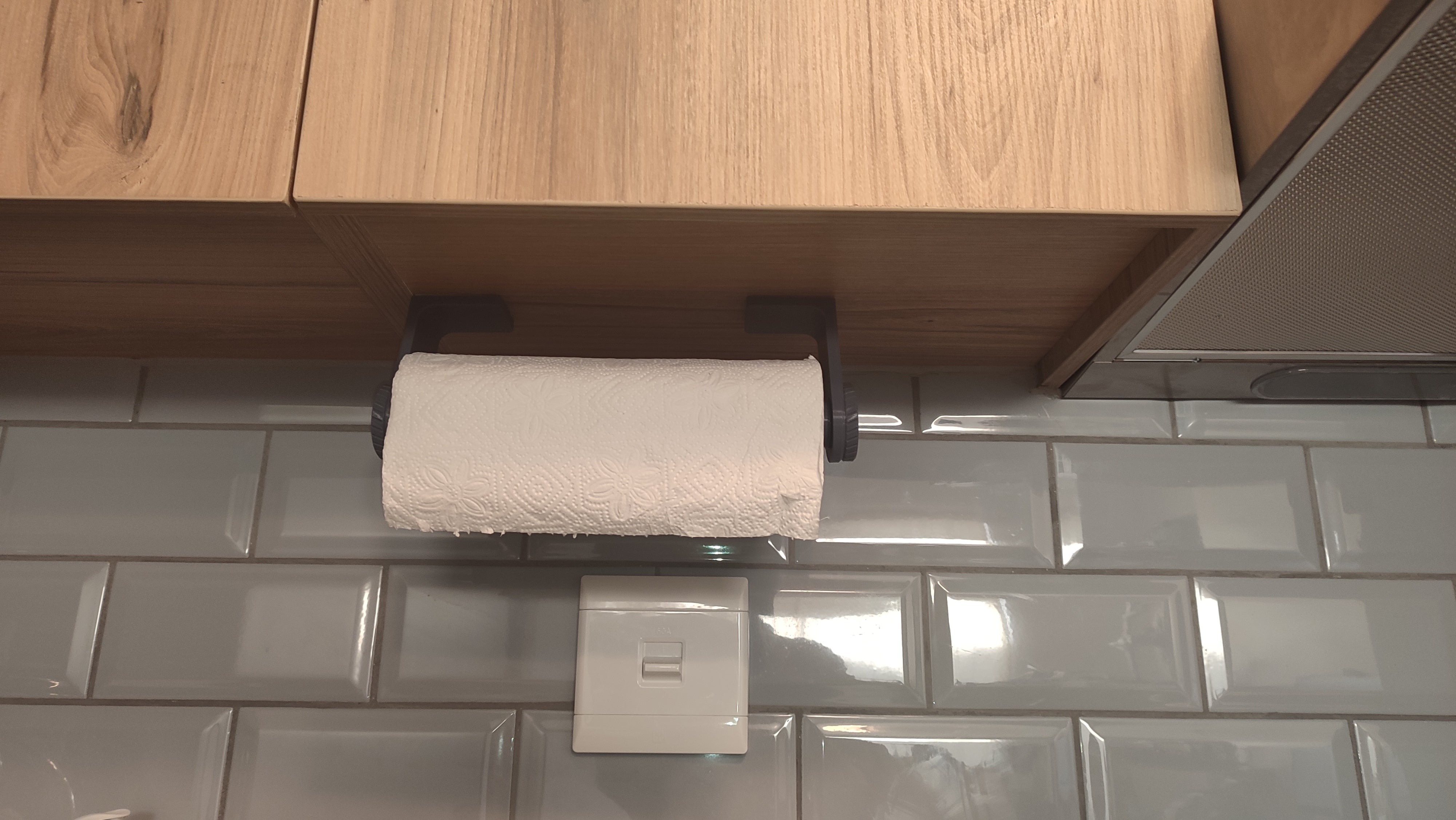 Kaapin alle asennettava paperipyyheteline