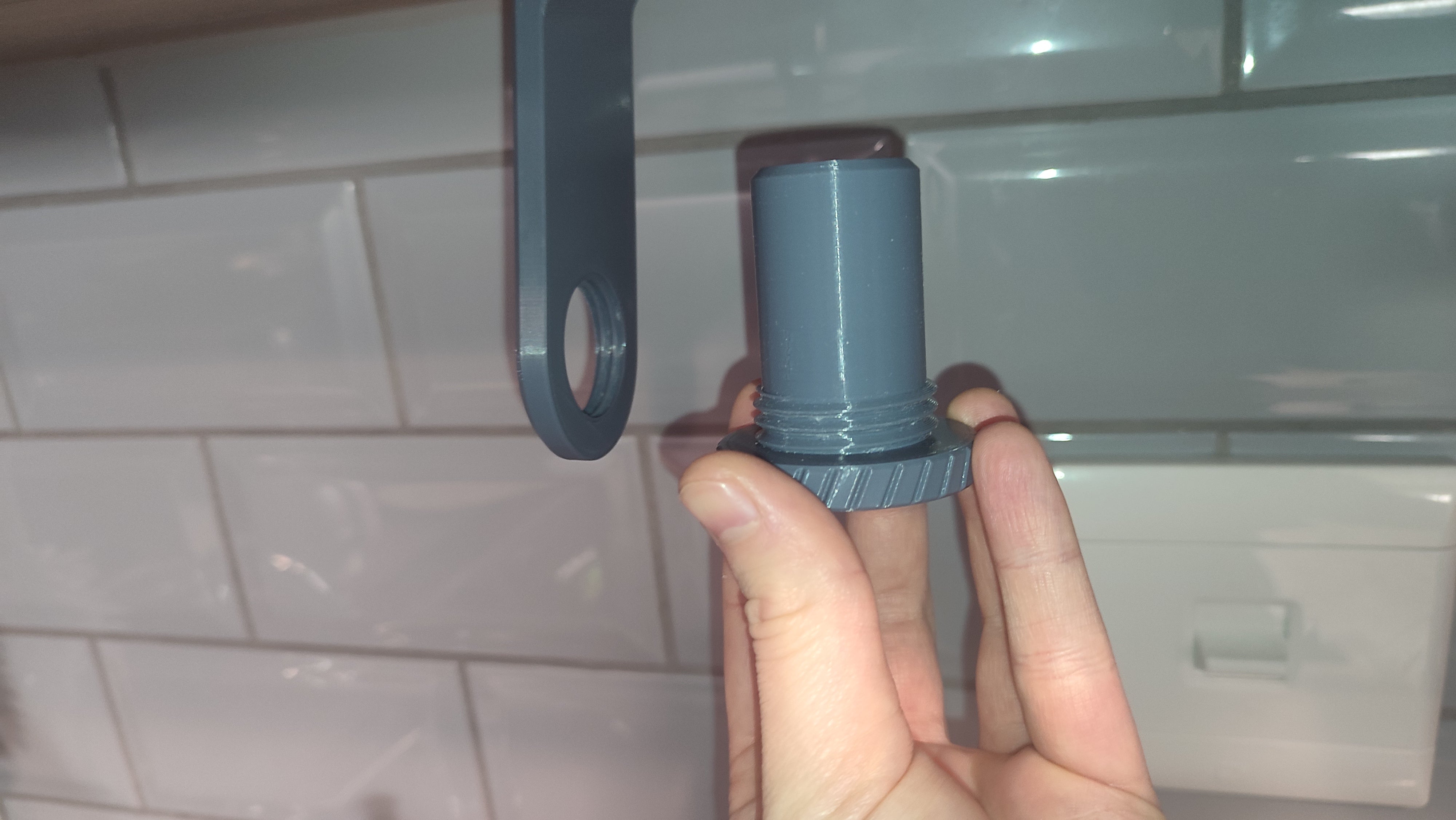 Kaapin alle asennettava paperipyyheteline