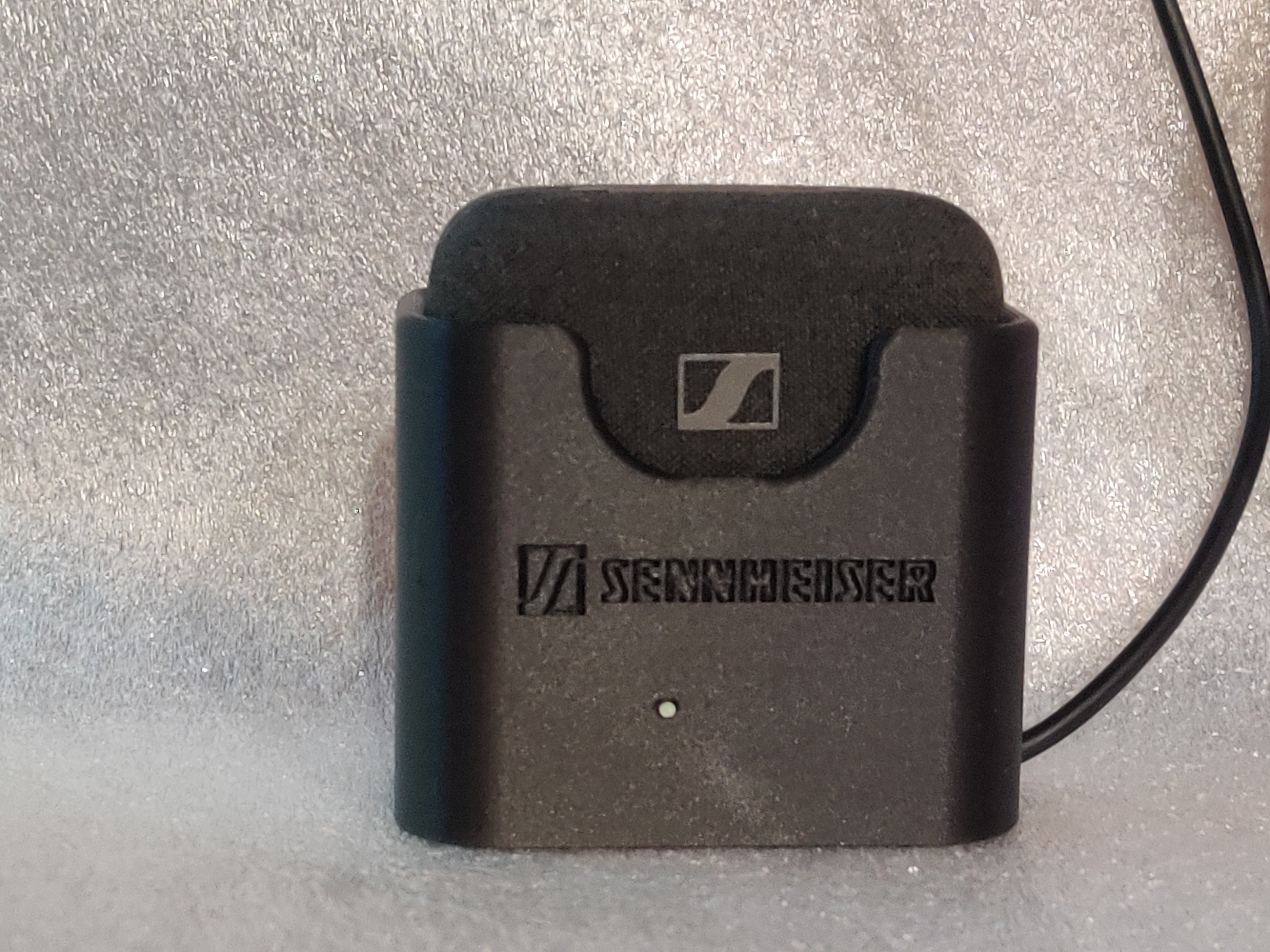 Latausasema Sennheiser MOMENTUM True Wireless 4 -nappikuulokkeille