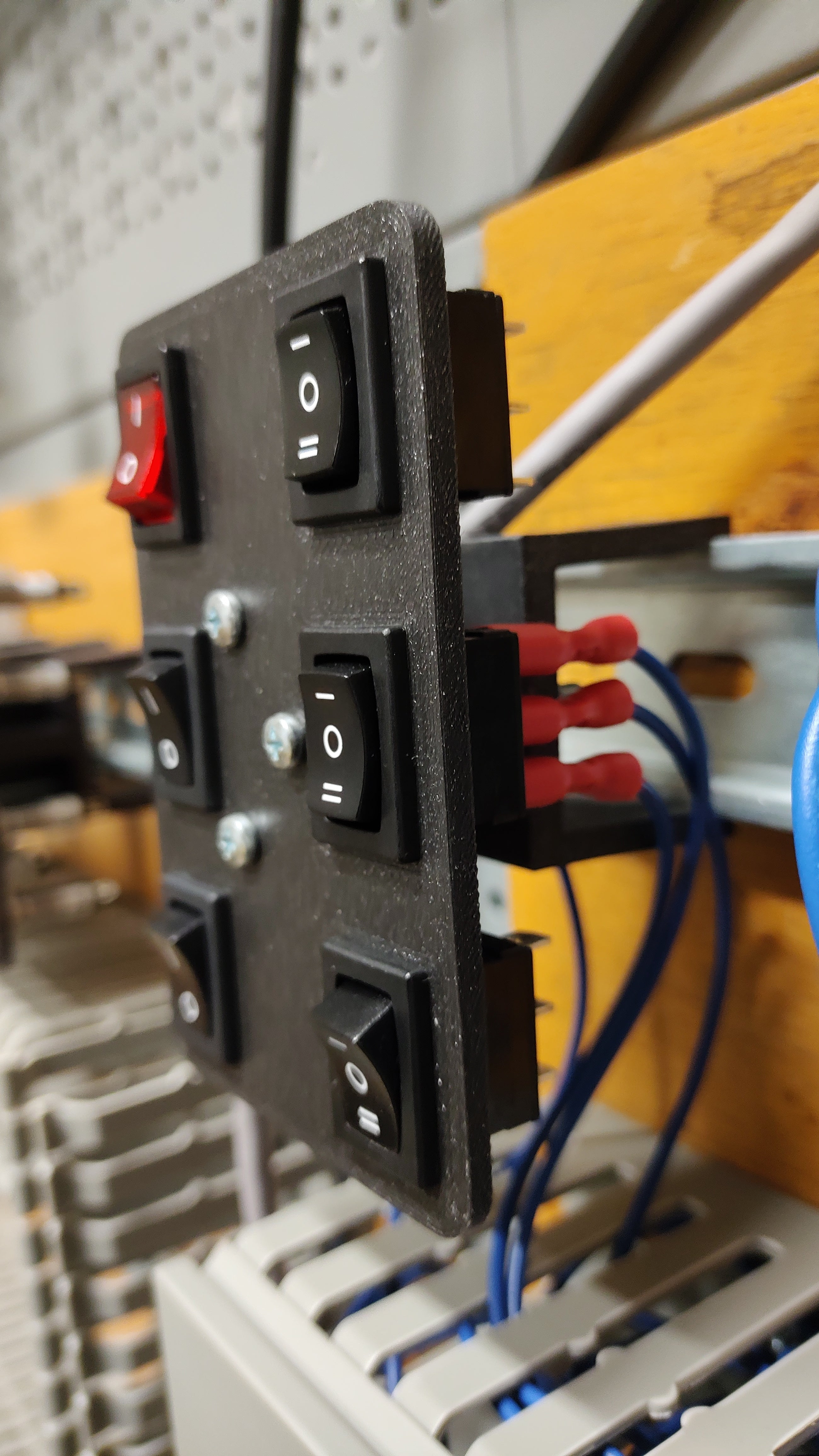 DIN-kiskopidike painikkeille ja LED-merkkivaloille
