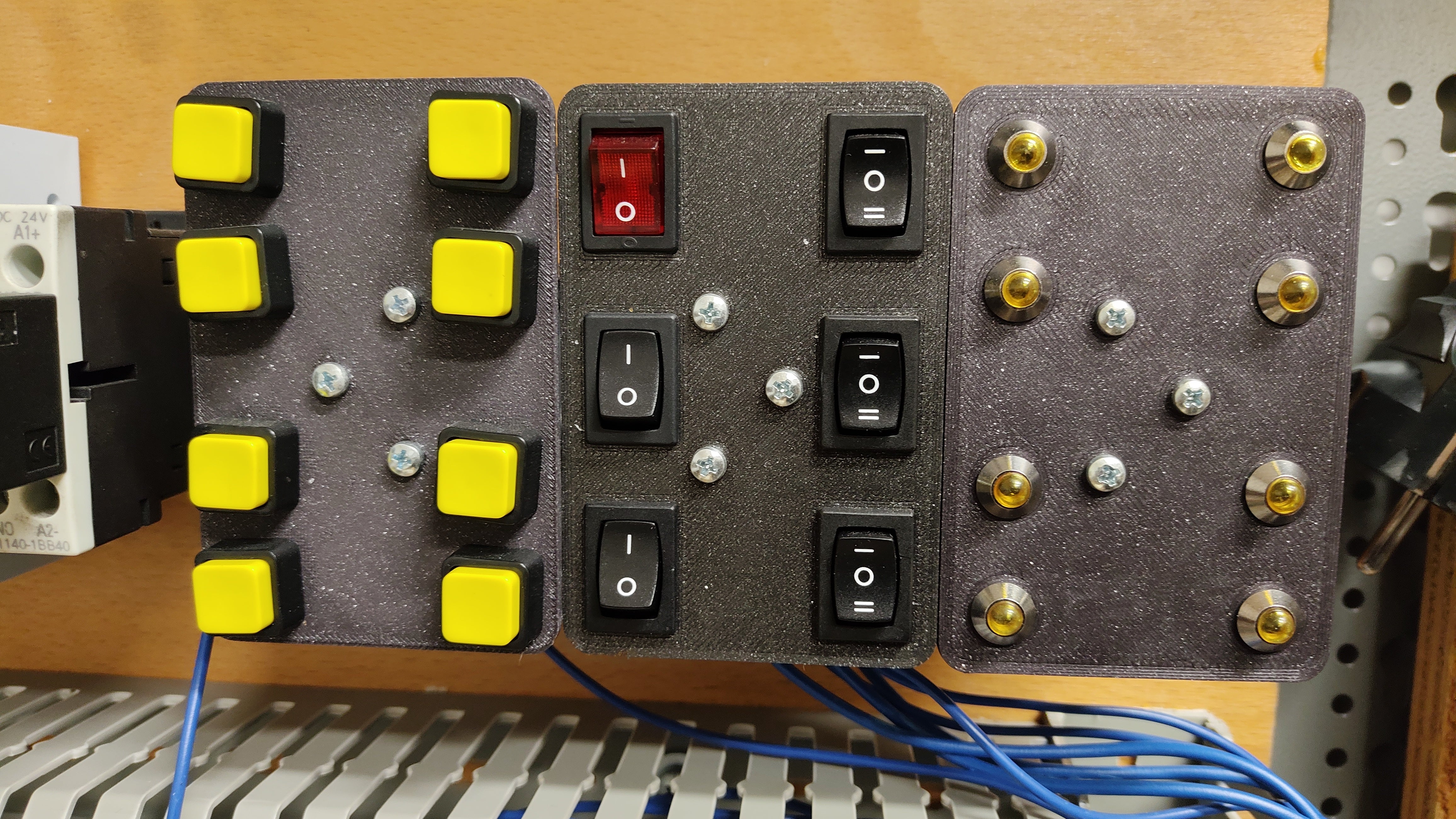 DIN-kiskopidike painikkeille ja LED-merkkivaloille