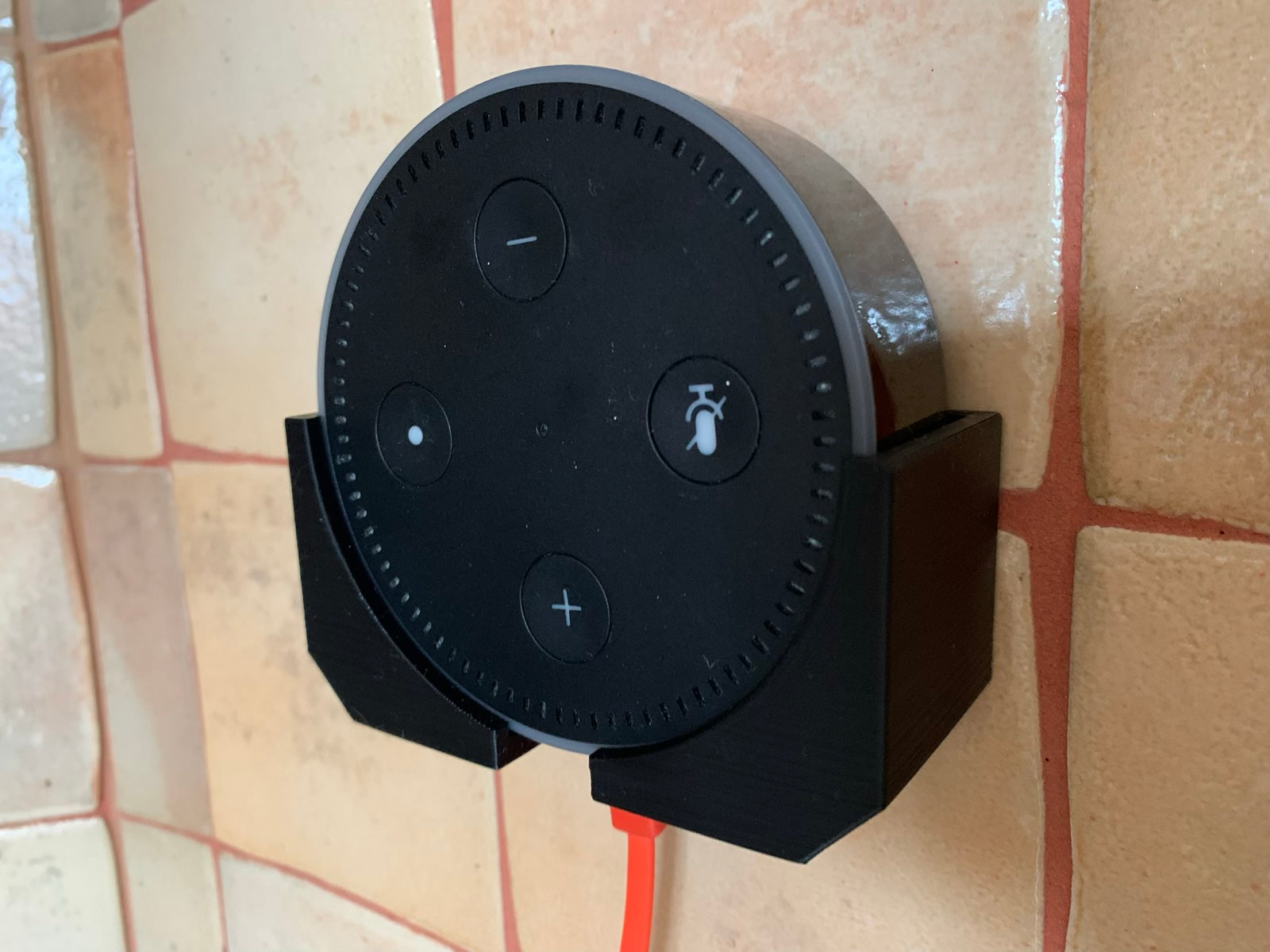 Seinäkiinnike 2. sukupolven Amazon Echo Dot -laitteelle