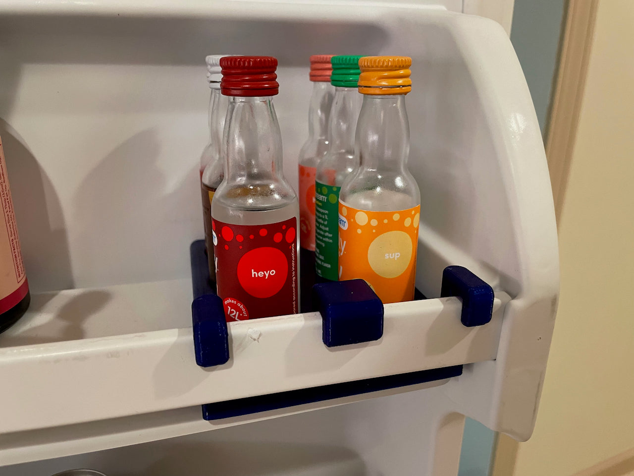 Sodastream-makupullojen pidike jääkaappiin