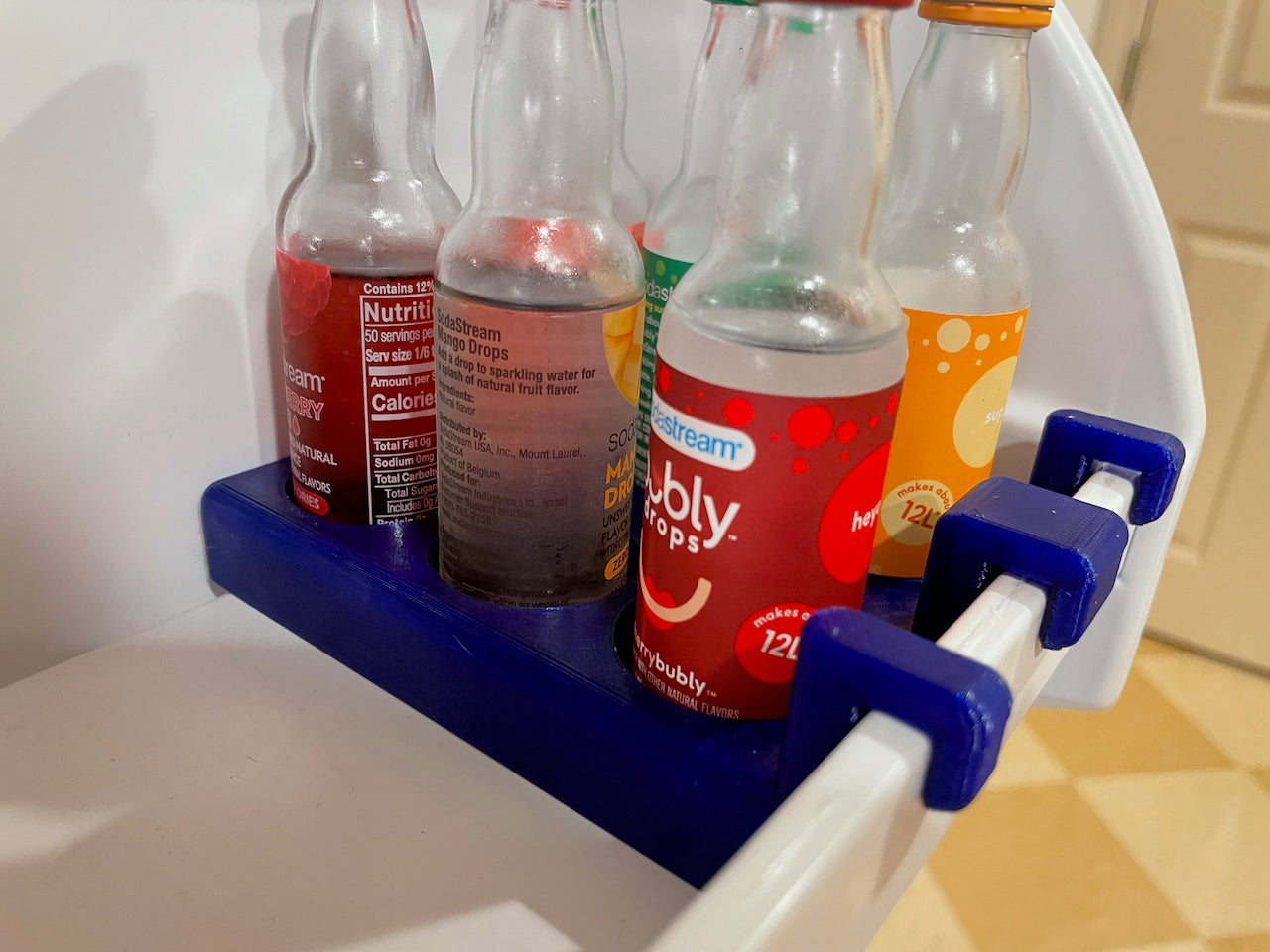 Sodastream-makupullojen pidike jääkaappiin