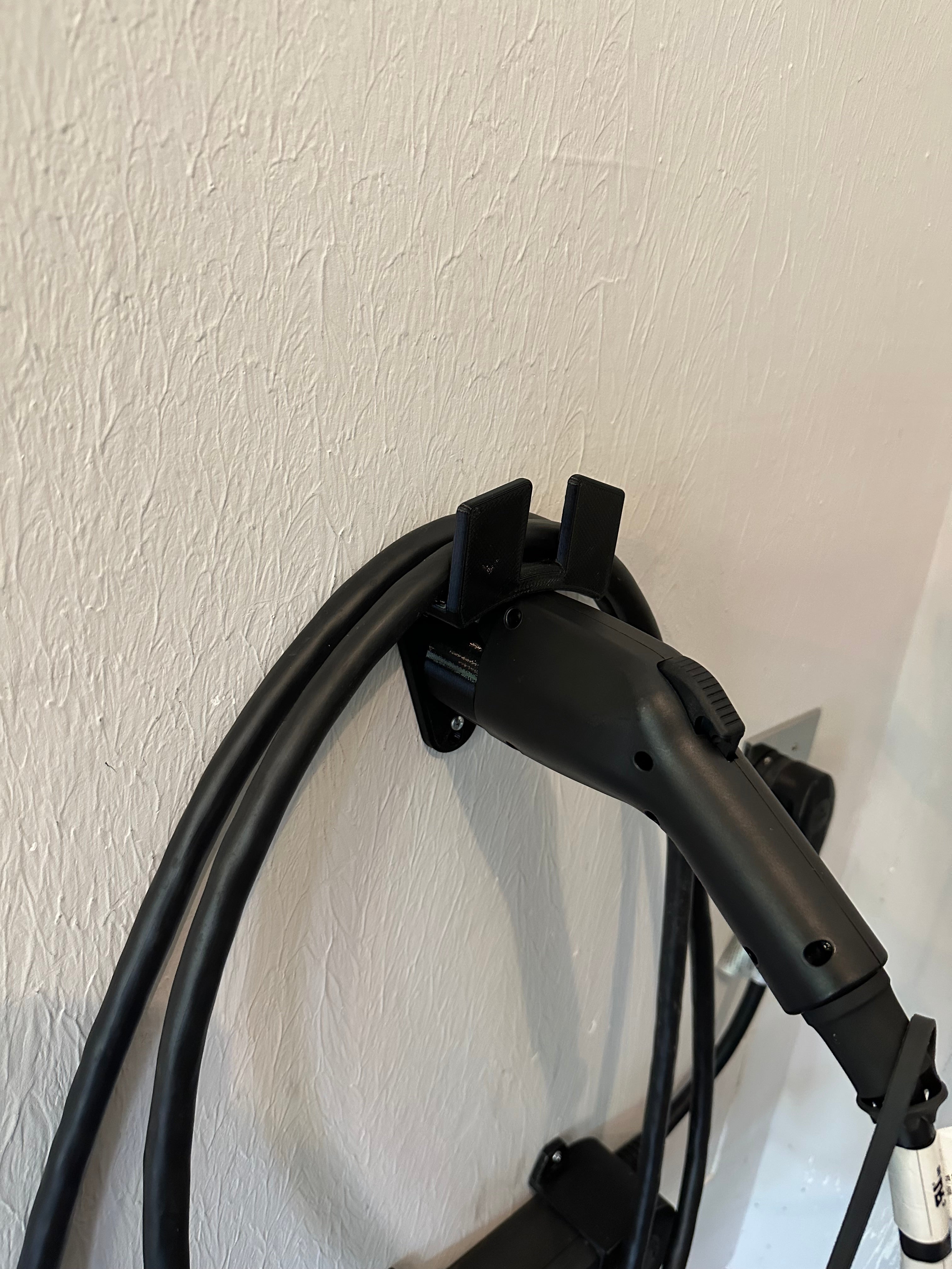 Seinään asennettava pidike J1772 CCS1 EV-laturille