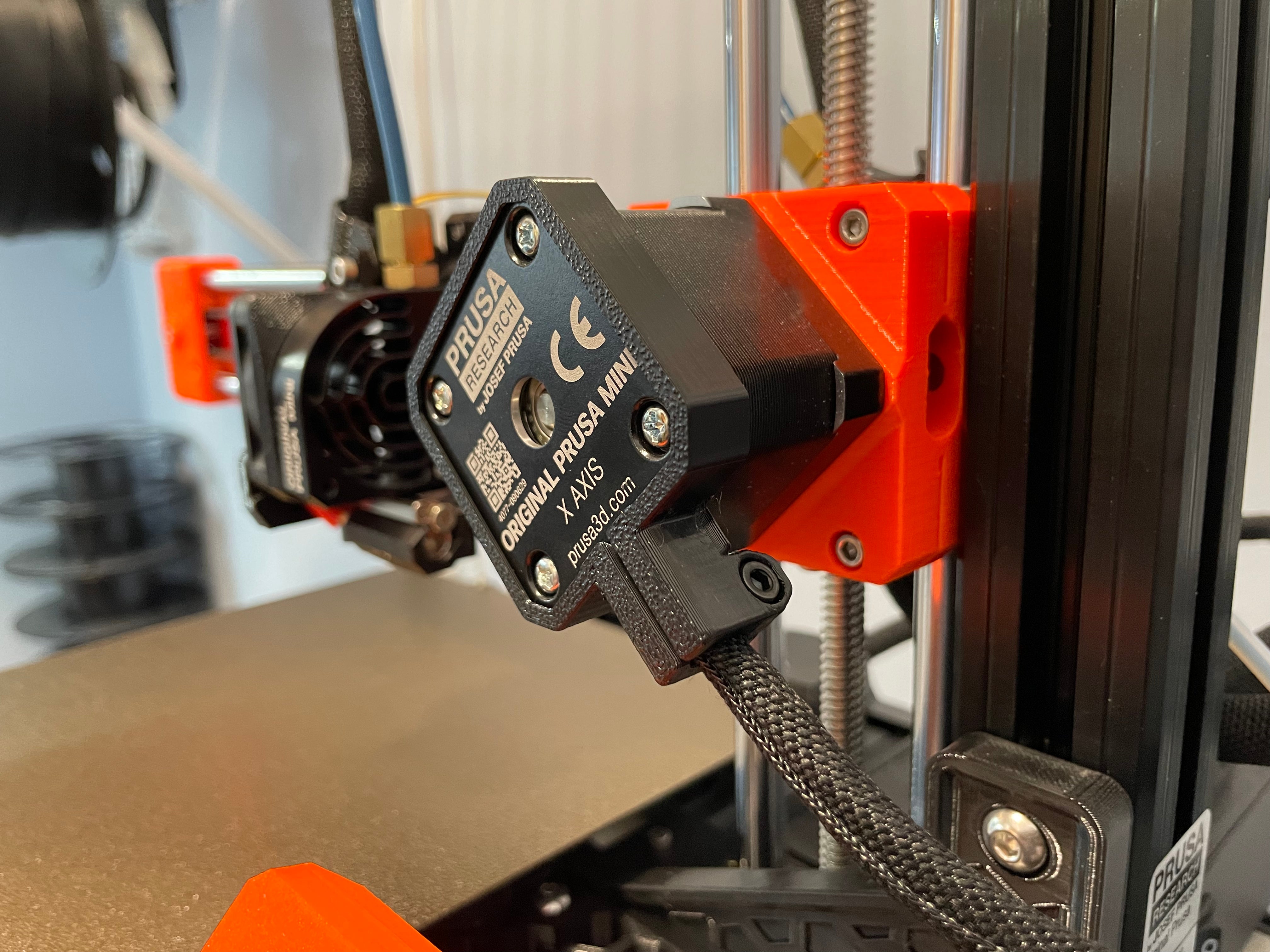 Prusa MK3/Mini X-akselin moottorikaapelin pidike jännityksenpoistolla