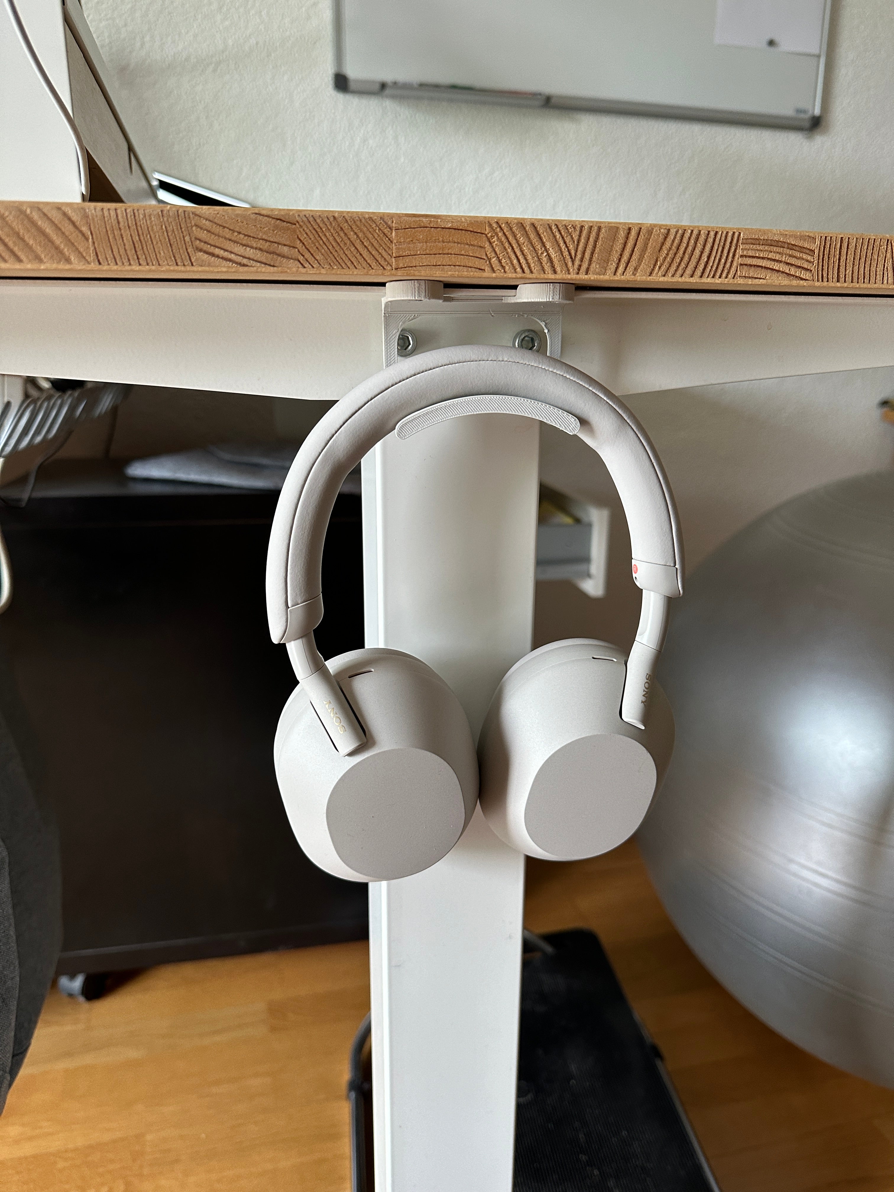 Kuuloketeline Sony WH-1000XM5:lle - Asennetaan työpöydän alle