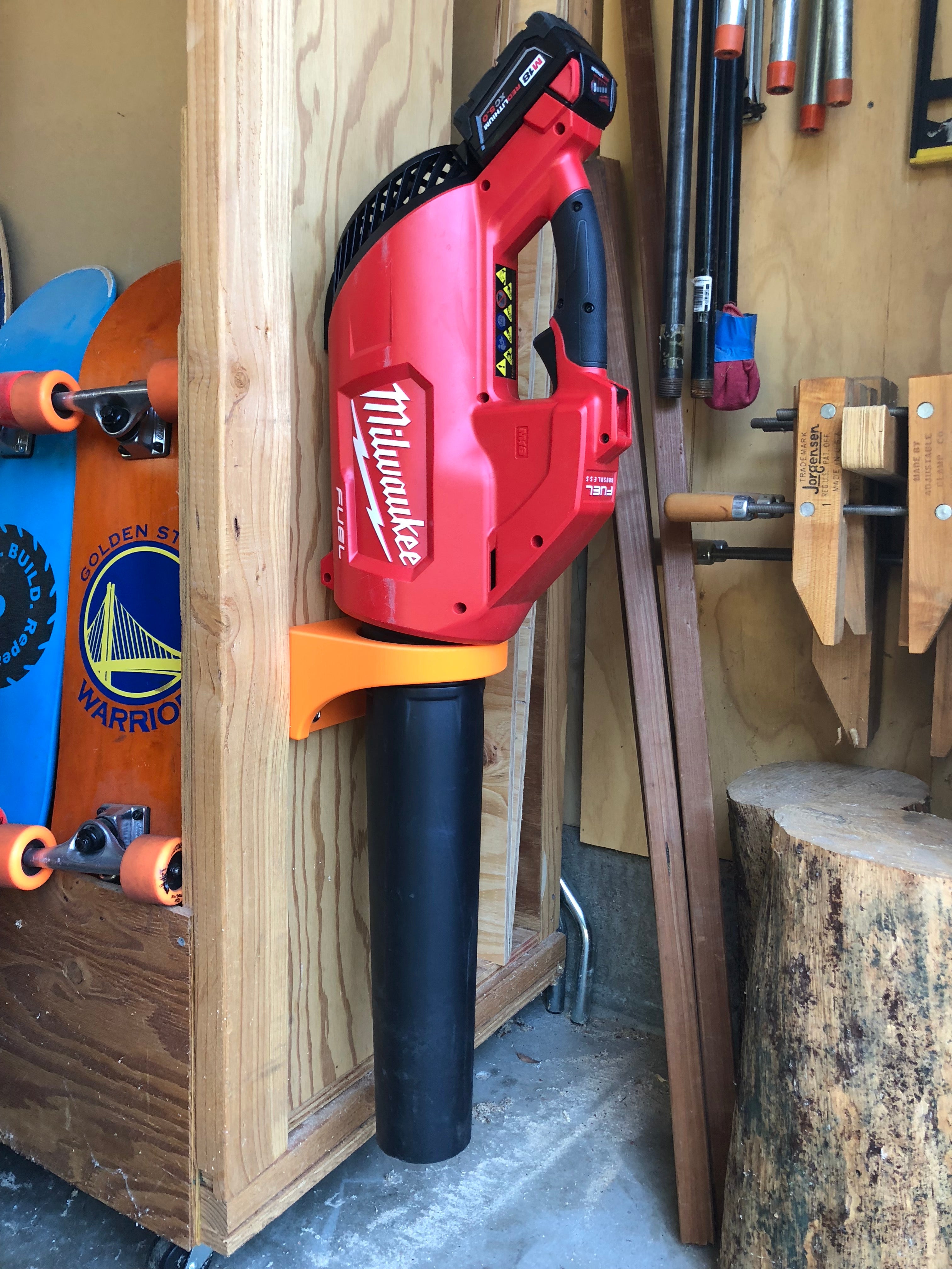 Milwaukee M18 -lehtipuhaltimen seinäkiinnitys