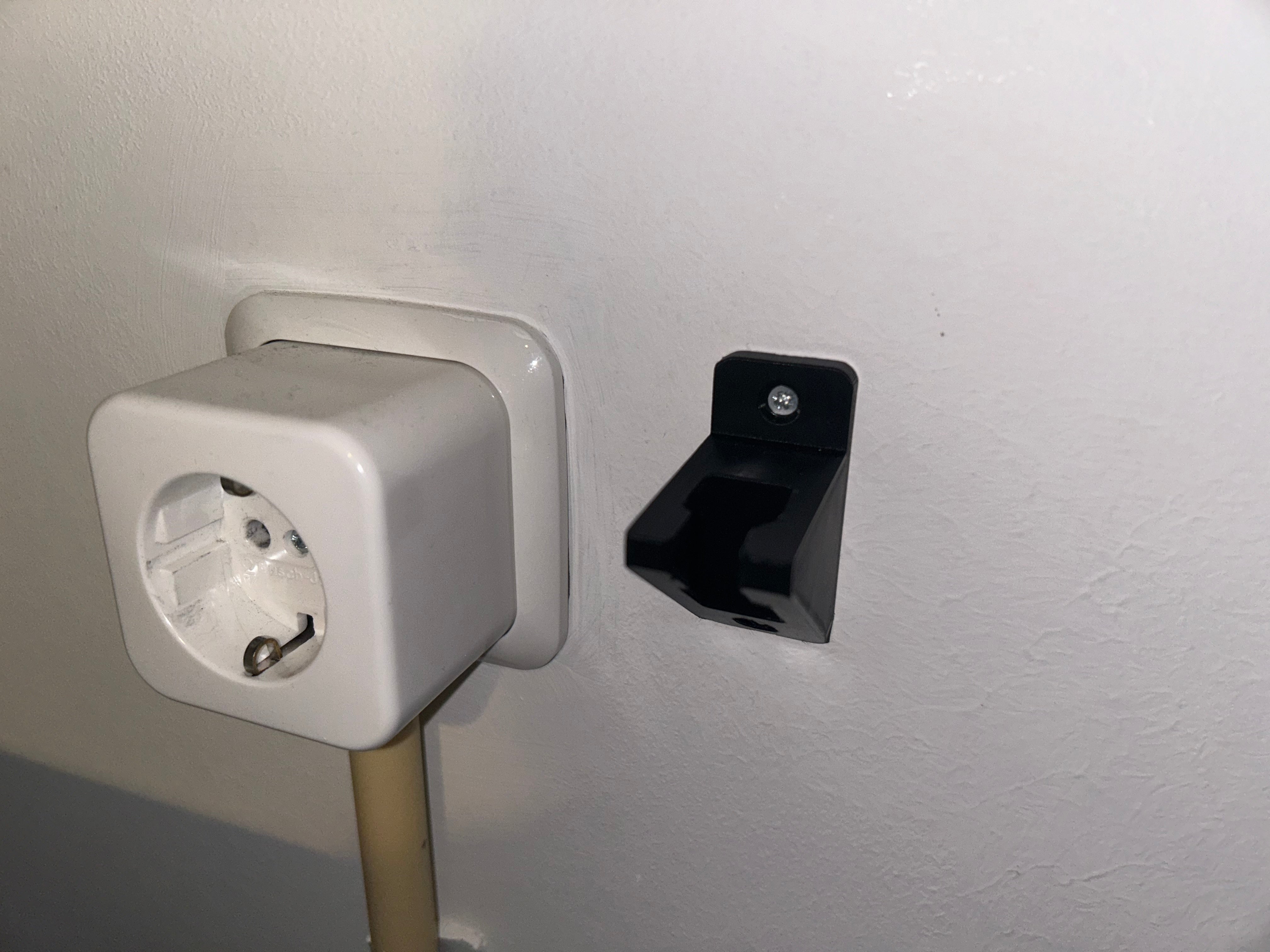 Seinäkiinnitteinen virtakaapelin pidike