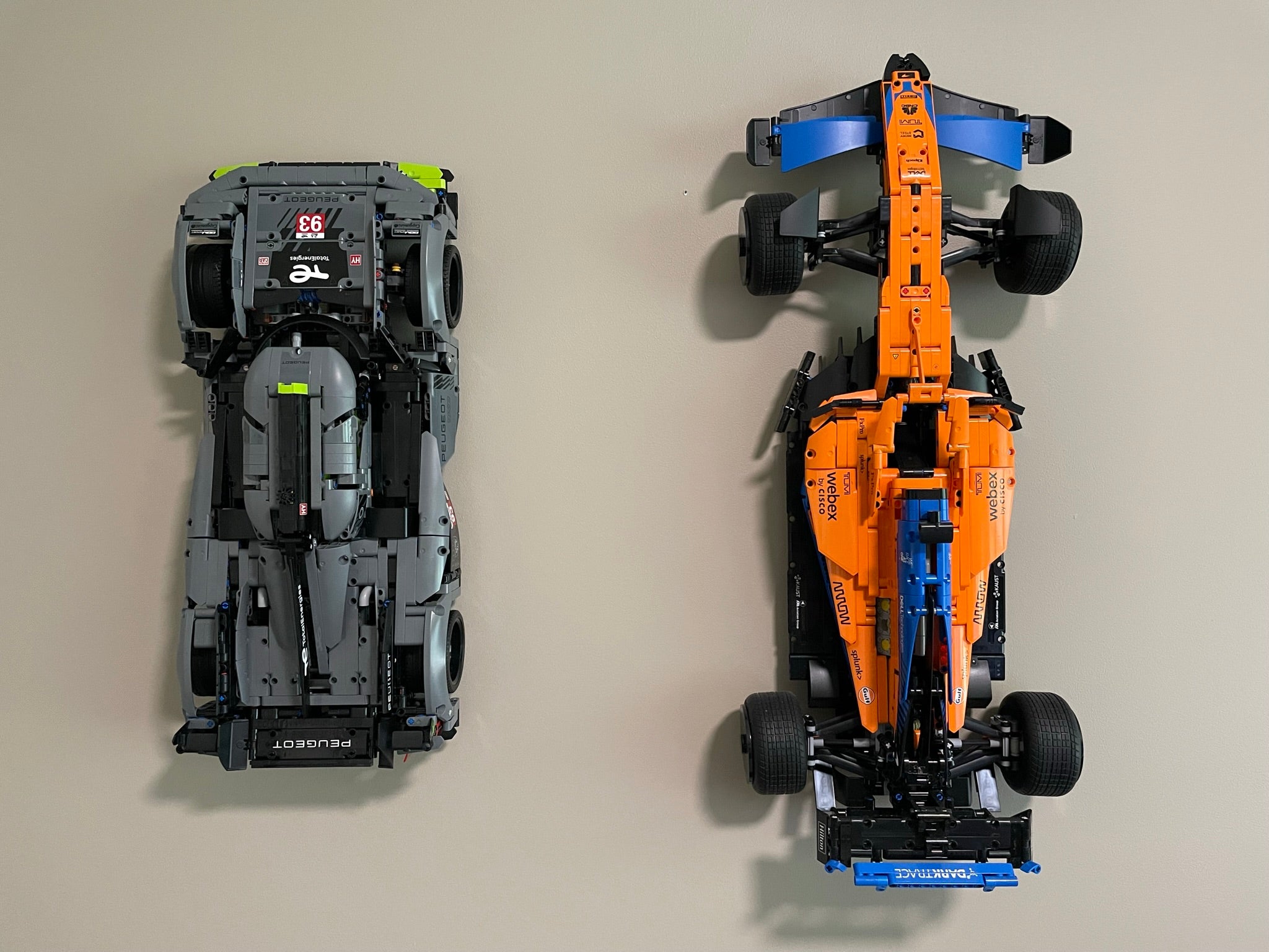 Seinäteline LEGO Peugeot 9X8 24H Le Mans Hybrid Hypercar 42156