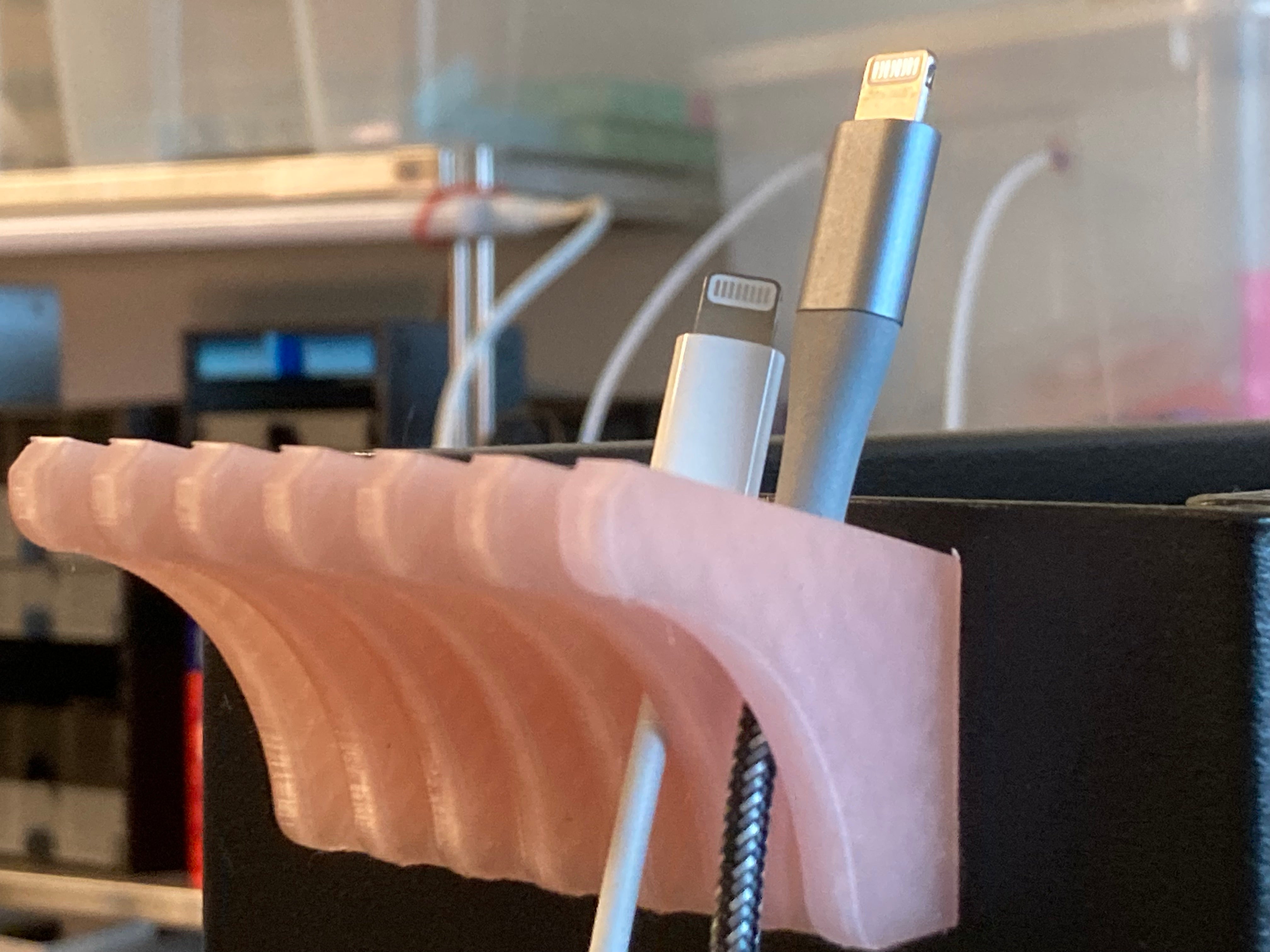USB-kaapelinpidike magneettireiällä