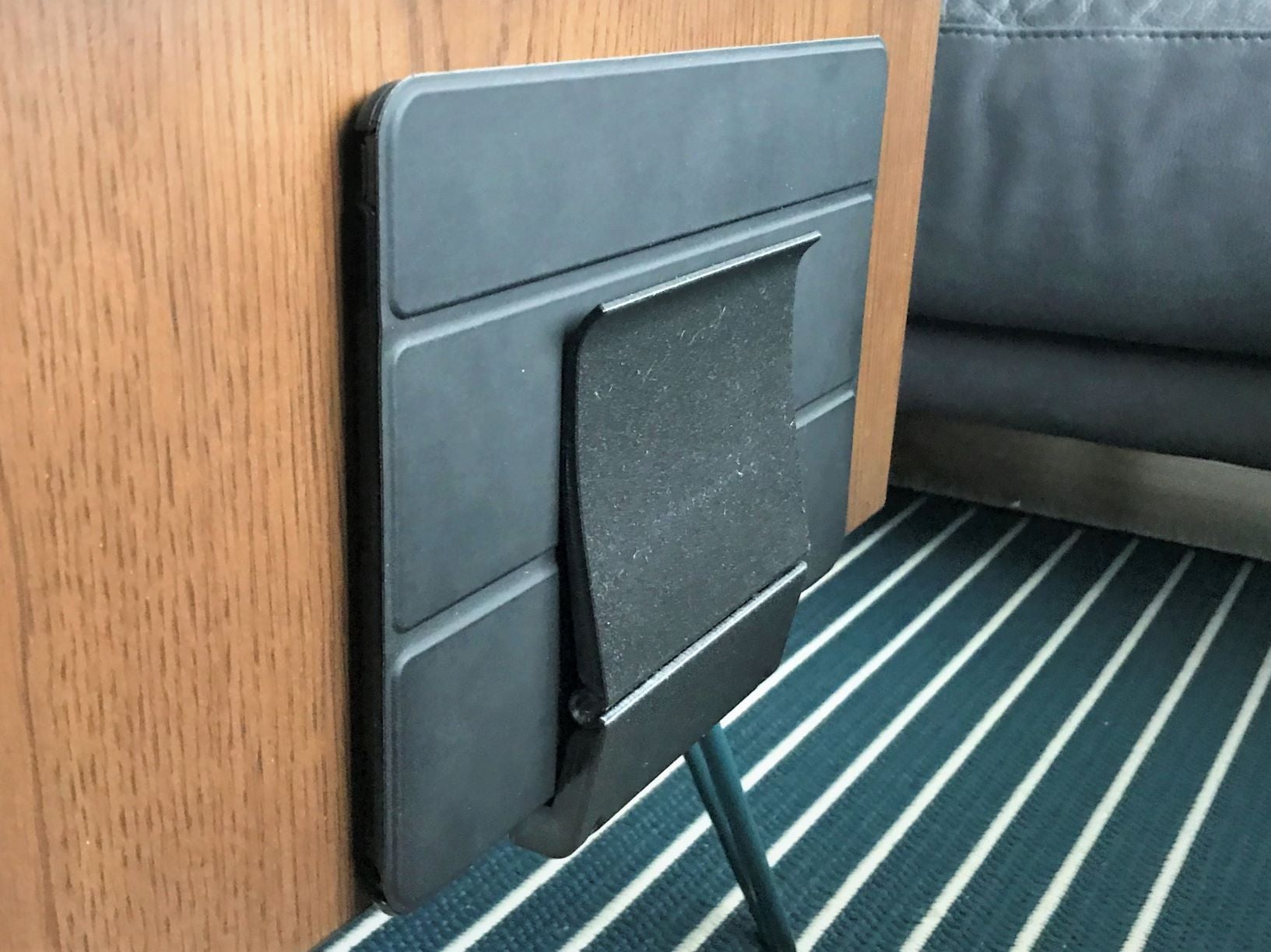 Joustava iPad/tabletin pidike seinä- tai pöytäasennukseen