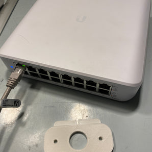 Unifi USW Lite 16 seinäkiinnike