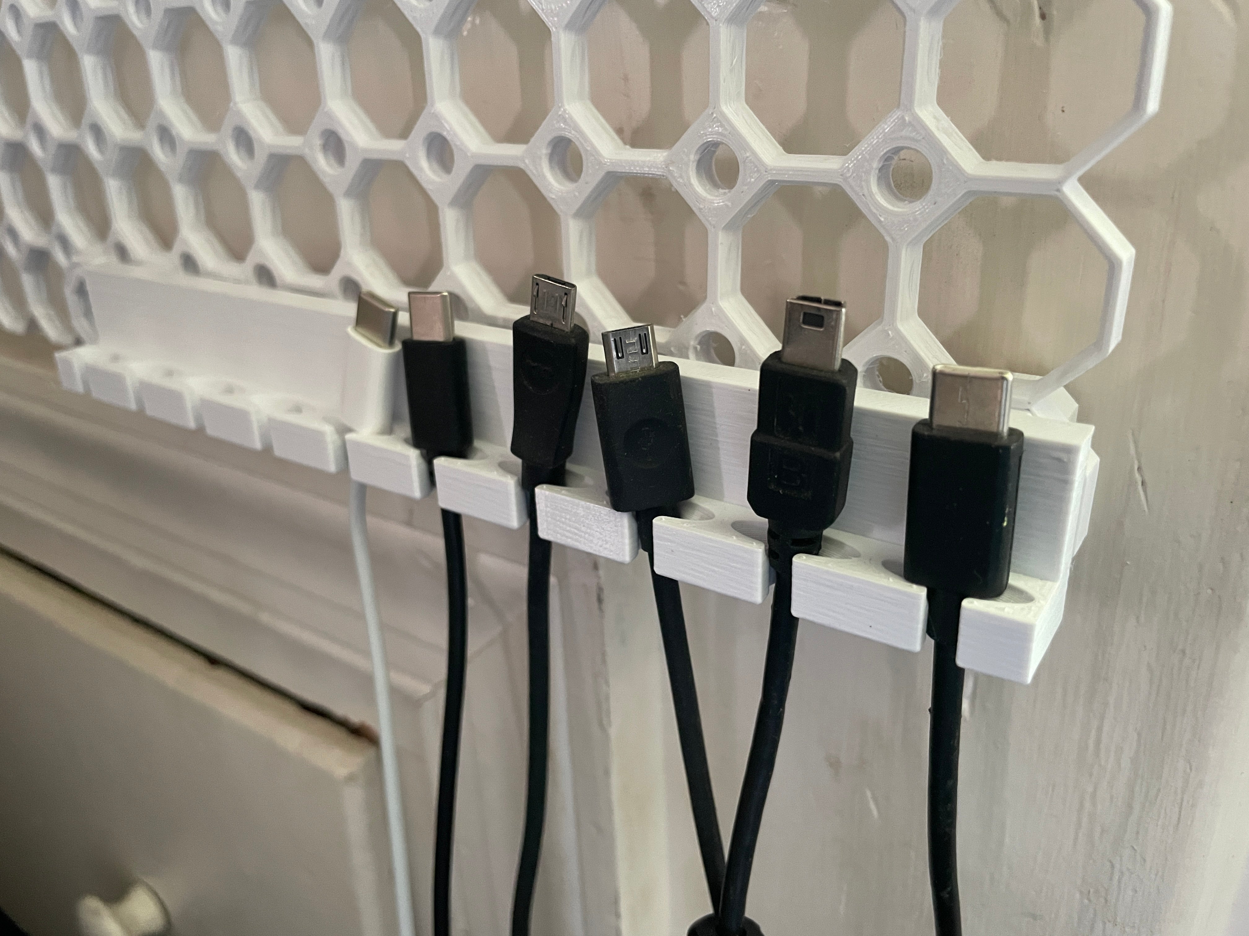 USB-kaapelinpidike Multiboardille MultiConnectilla