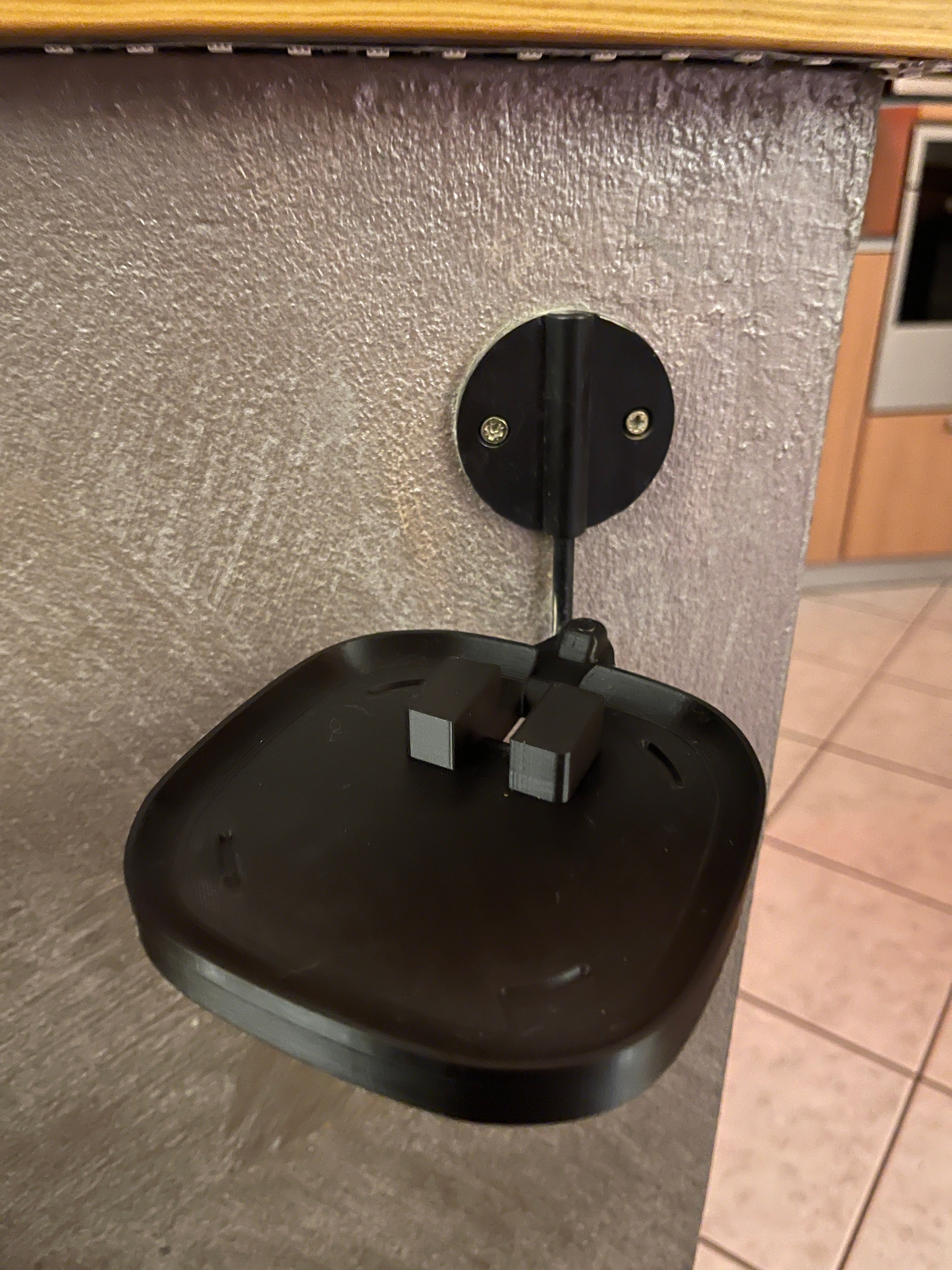 Seinäkiinnike Sonos One -kaiuttimelle (2. sukupolvi) ja JBL-seinäkoukku