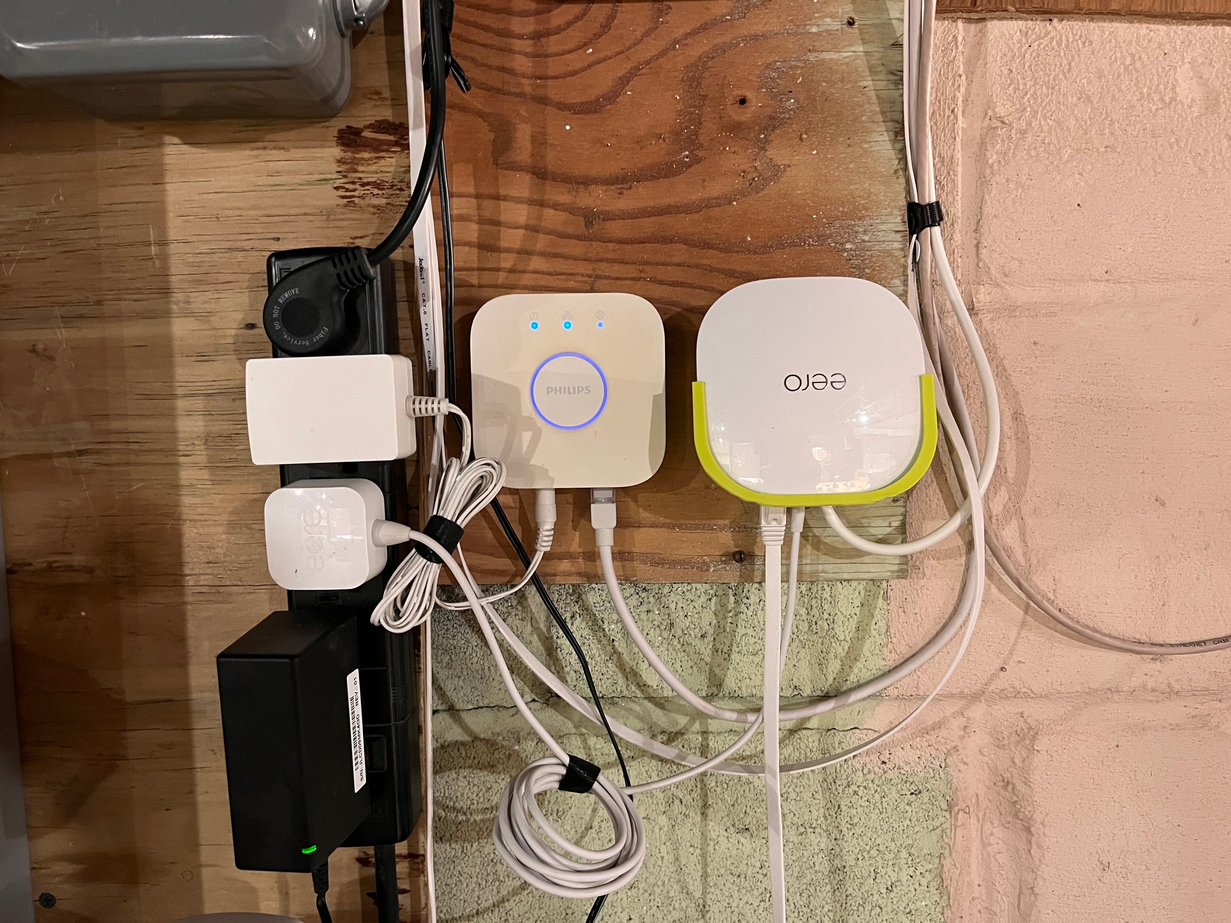 Eero 2. sukupolven WiFi-reitittimen seinäkiinnitys