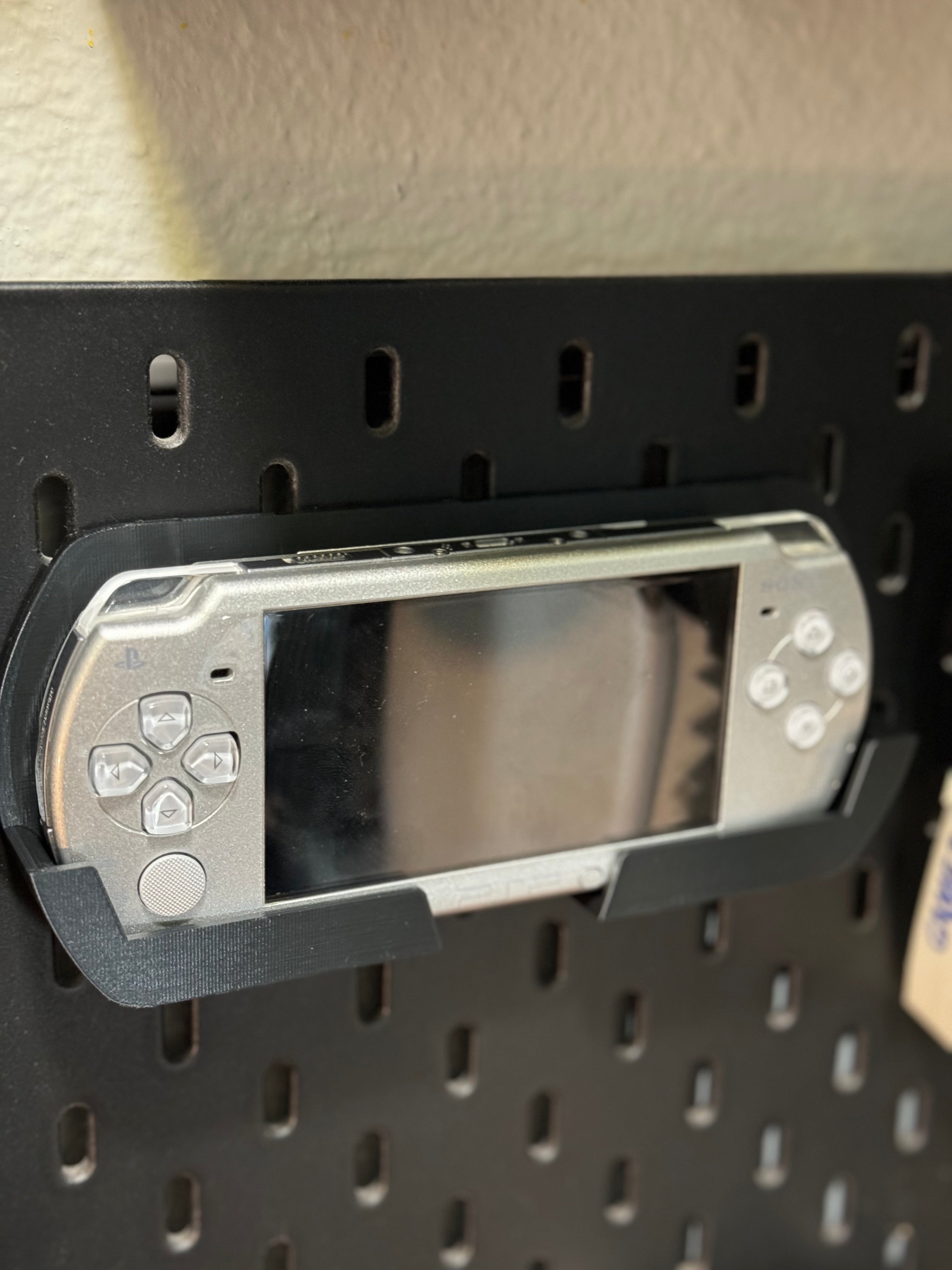 PSP Slim IKEA Skadis-näyttökiinnike