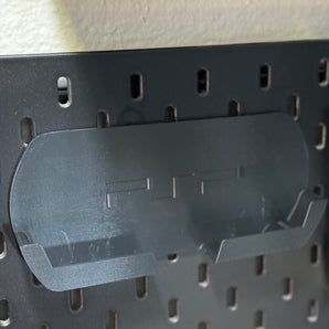 PSP Slim IKEA Skadis-näyttökiinnike
