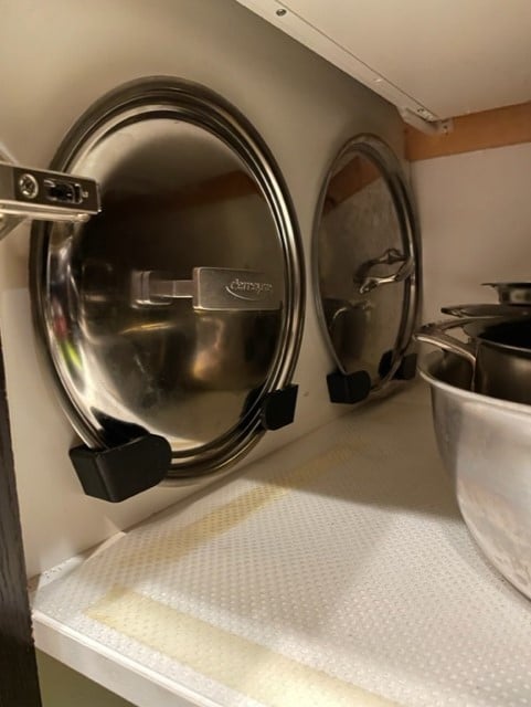 Kompakti kattilankansien oven järjestäjä