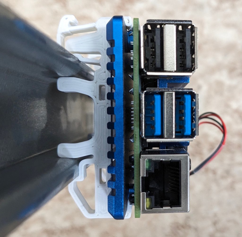 DIN-kiskon kiinnitys suoja Raspberry Pi 4:lle