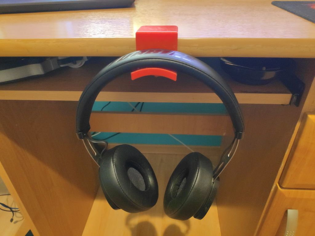 Kuulokepidike pöytäpuristimella ja ruuvilla