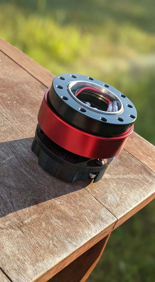 G29-pyöräsovitin, jossa on säilötyt ohjaimet Logitech Wheel -pyörää varten