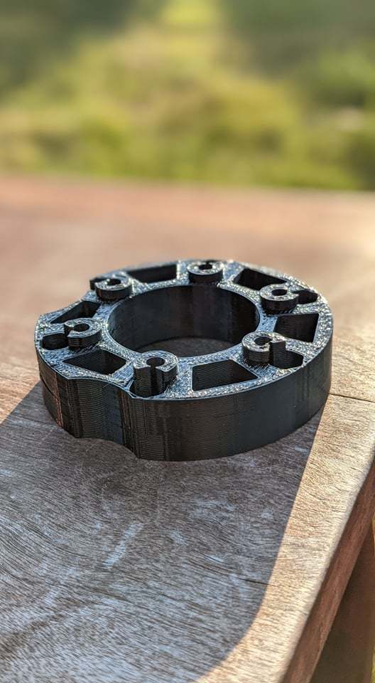G29-pyöräsovitin, jossa on säilötyt ohjaimet Logitech Wheel -pyörää varten