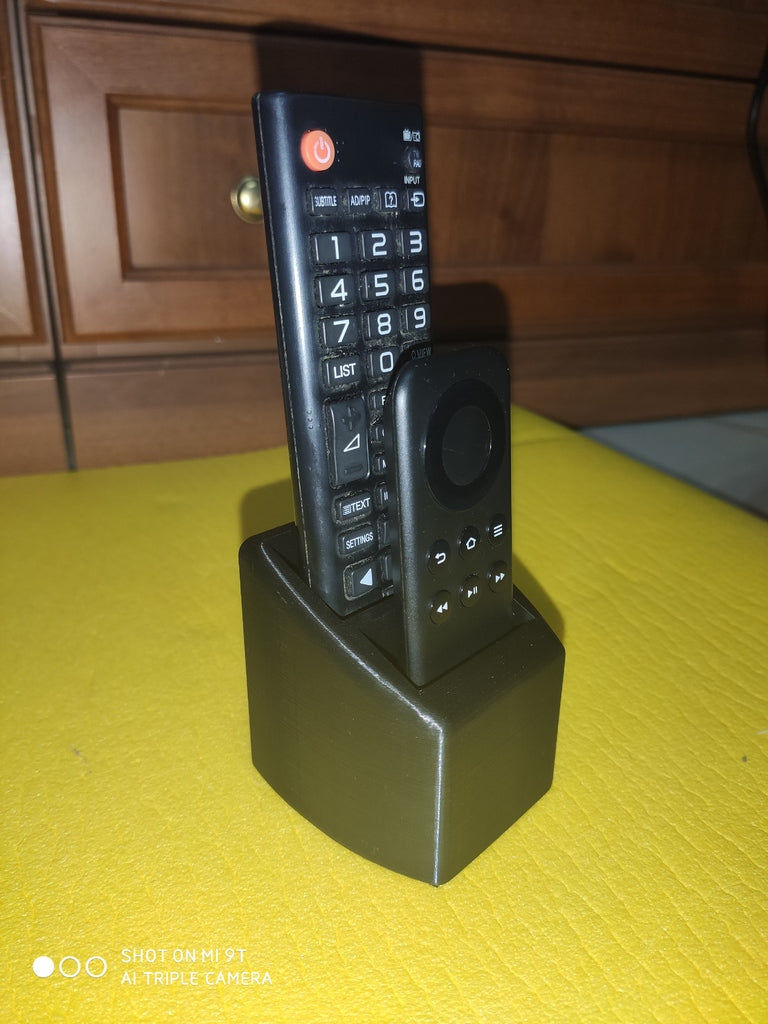 Kaukosäätimen pidike, jossa on 2 reikää
