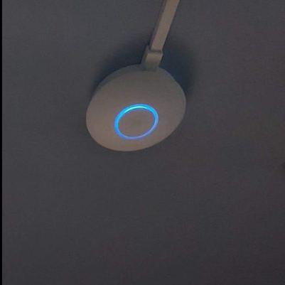 Seinä- ja kattokiinnike Ubiquiti Unifi ac lite -laitteelle, jossa on 15/17 mm:n PVC-kaapelihyllylevy.