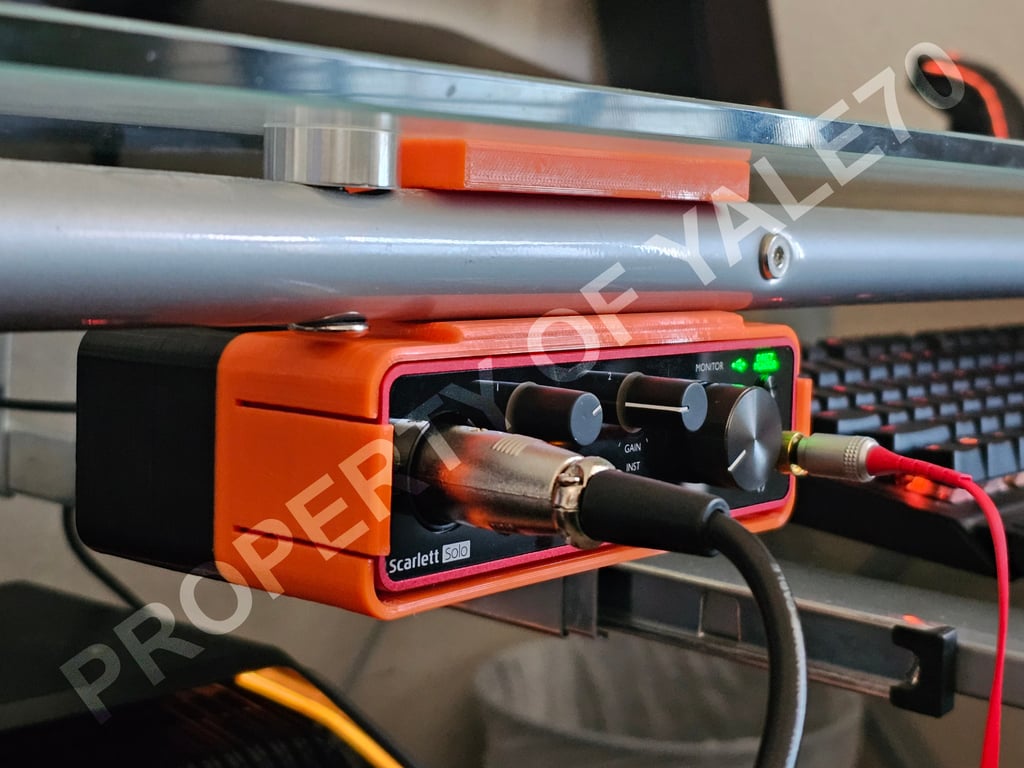 Tilaa säästävä kiinnitys Focusrite Scarlett Solo Gen 3:lle Realspace Zentra -lasipöydälle