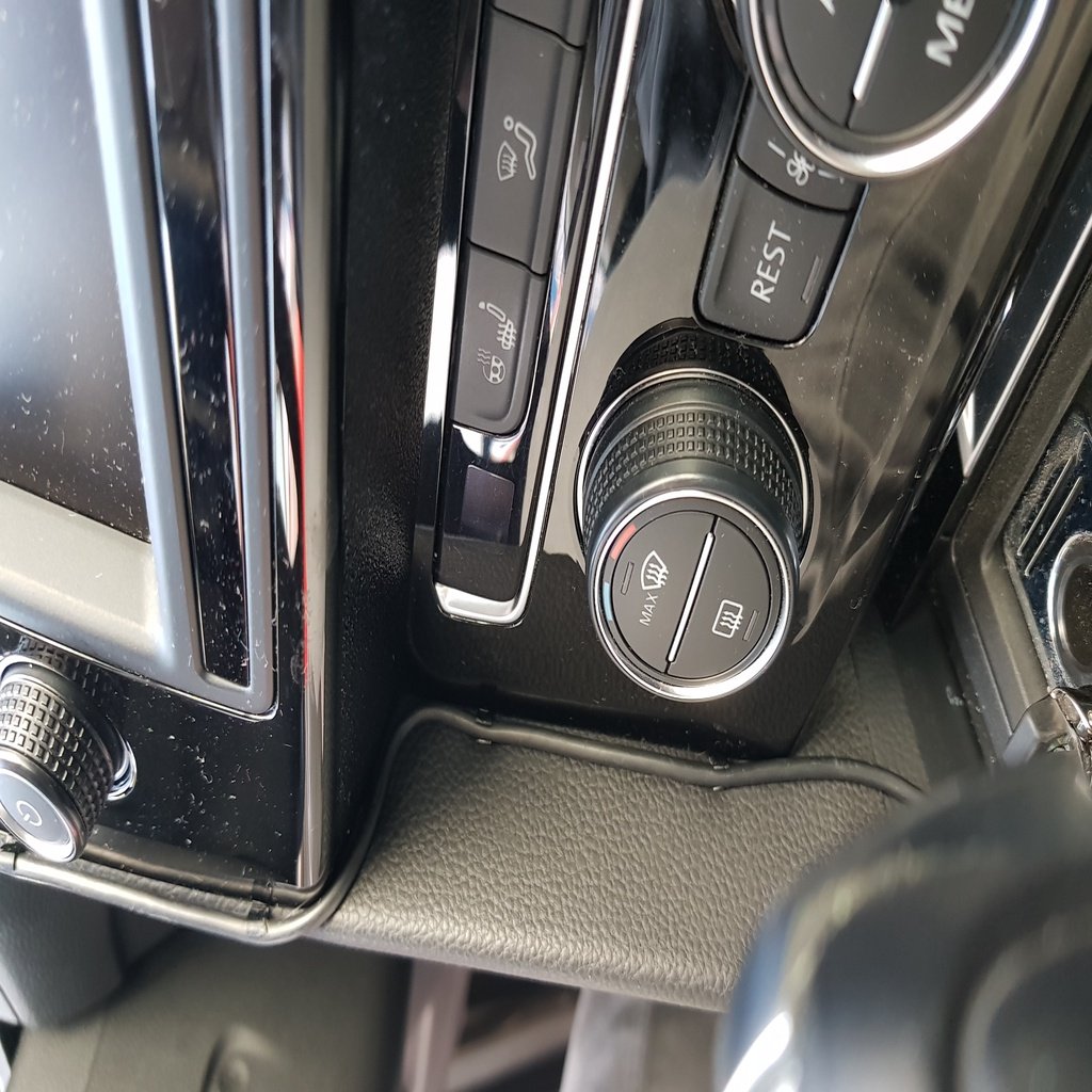 VW Passat B8 -latauskaapeleiden kaapelinpidikkeet