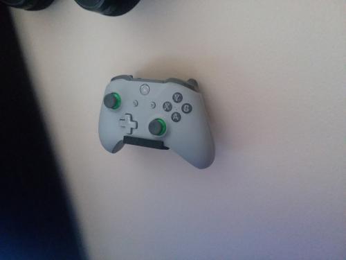Xbox-ohjaimen ruuviton seinäkiinnitys