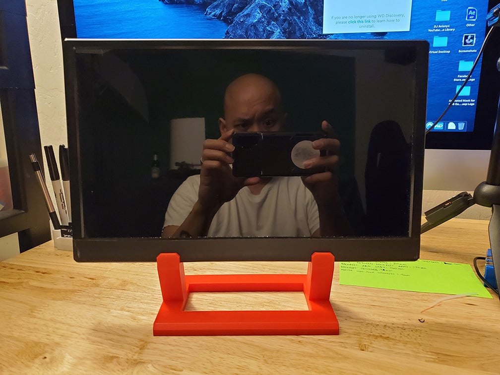 Pöytäteline pienelle näytölle/iPadille