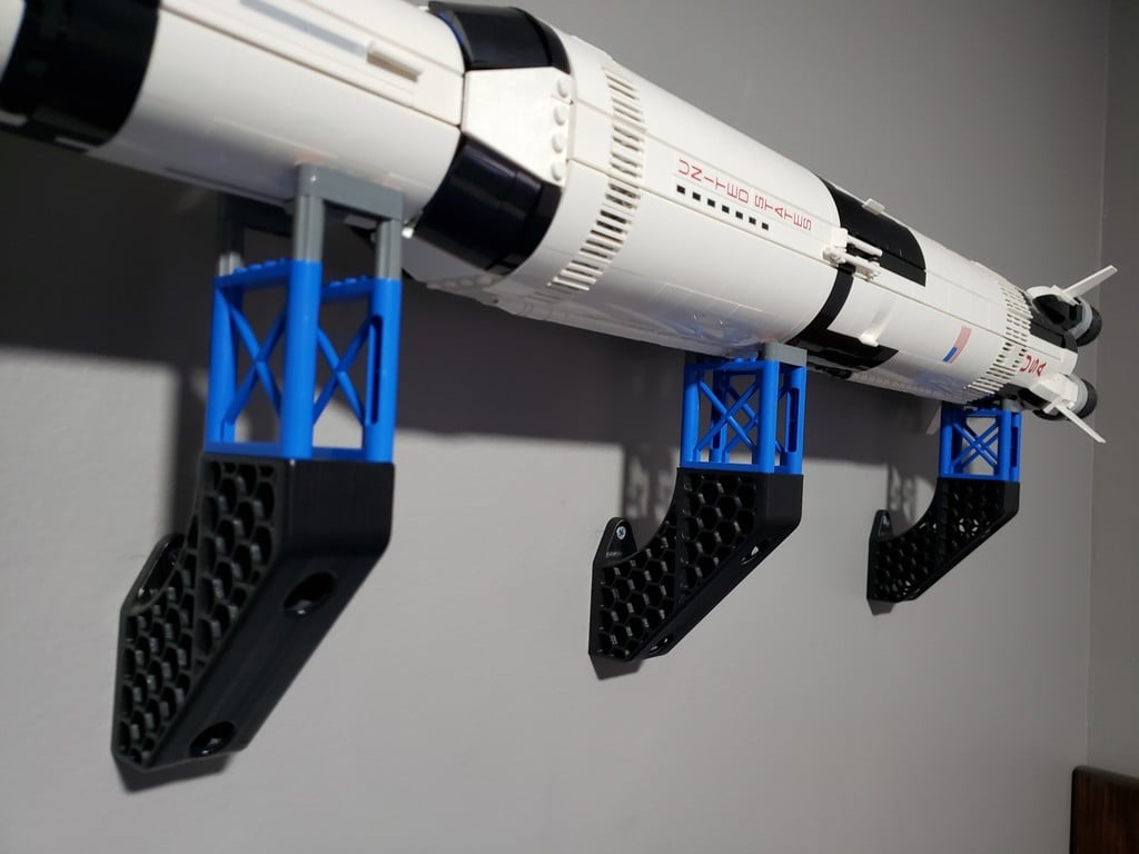 Seinälle kiinnitettävä pidike Lego Saturn V -mallille