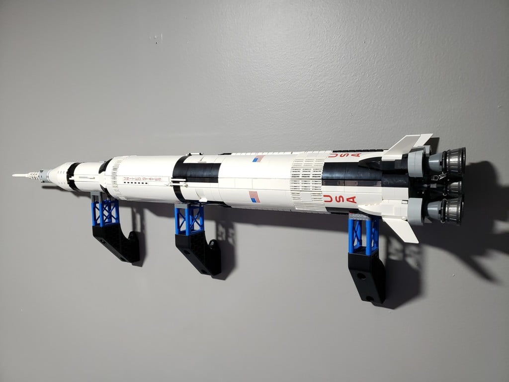 Seinälle kiinnitettävä pidike Lego Saturn V -mallille