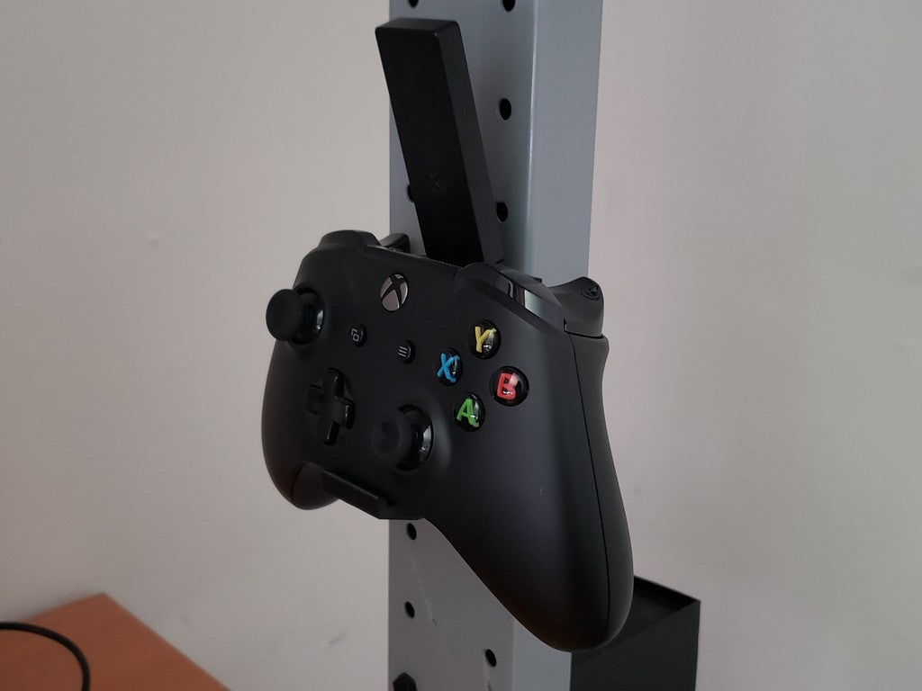Xbox One seinäkiinnitys ruuvireikien ja vastaanottimen USB-portin kanssa